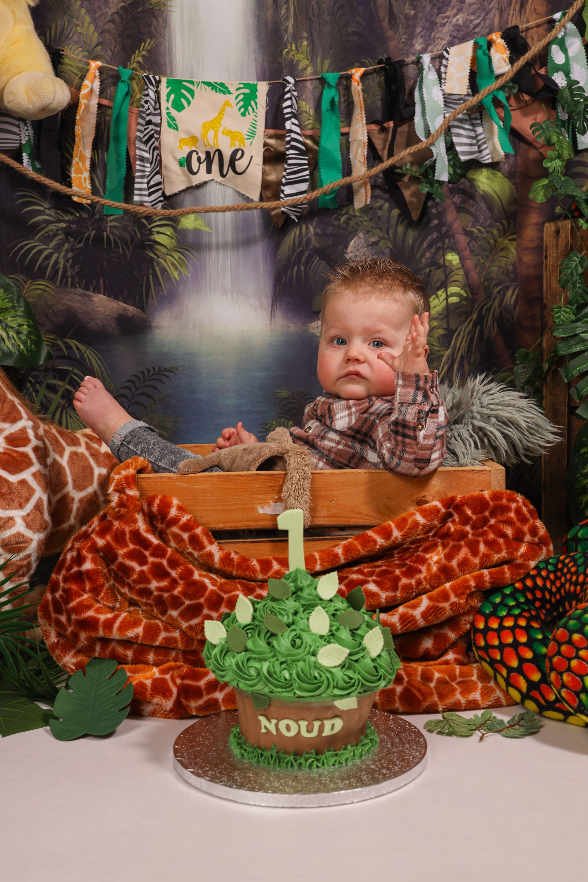 Cakesmash fotoshoot, 1 jaar foto, koekiemonster, spaghetti, nutella, bloemen, roze, blauw, peaky blinders, jungle