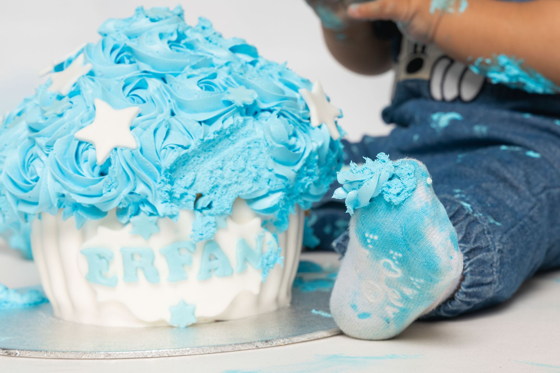 Cakesmash fotoshoot, 1 jaar foto, koekiemonster, spaghetti, nutella, bloemen, roze, blauw, peaky blinders, jungle