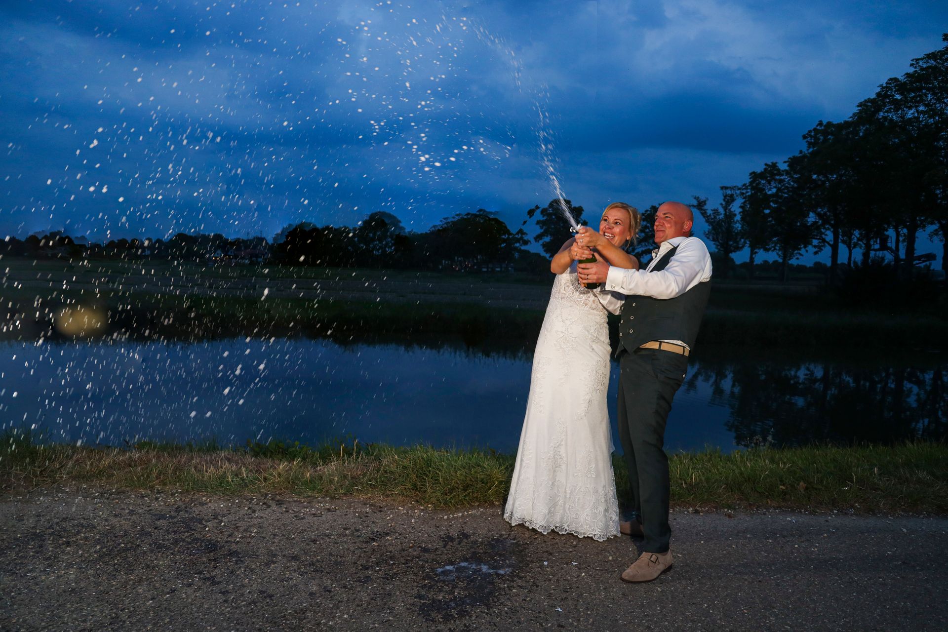 spuiten met champagne tijdens je trouwdag