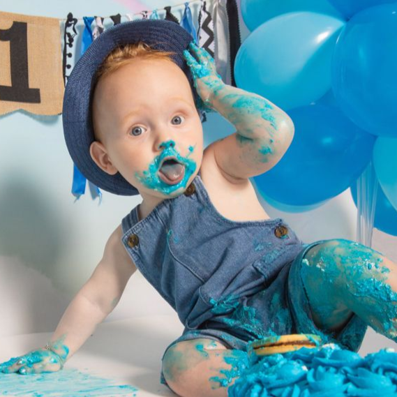 cakesmash, 1 jaar, feest, vieren, taart,  10 jaar, 30 jaar, 40 jaar, 50 jaar, koekiemonster, spathetti, donut, badje, knoeien