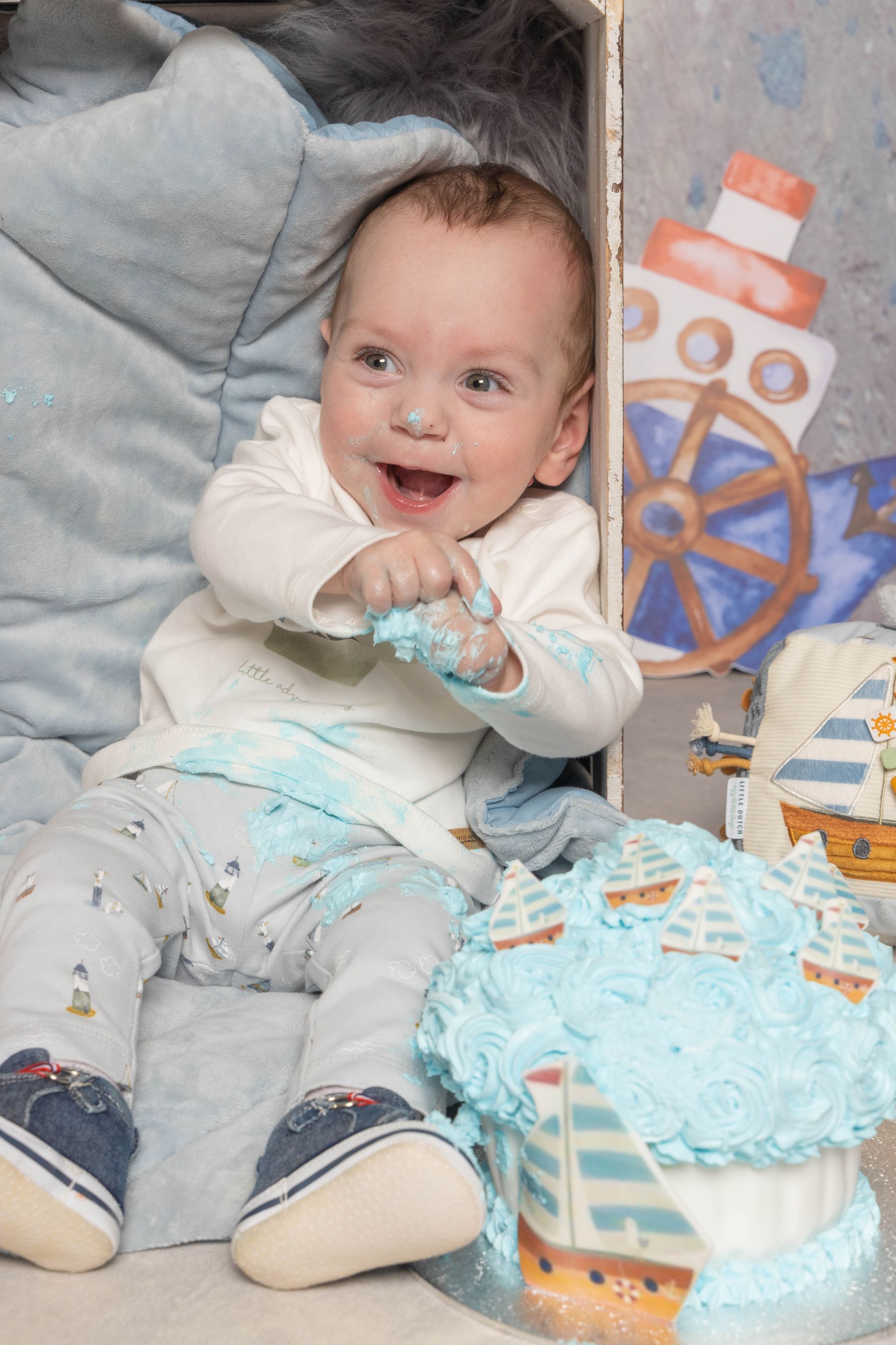 Cakesmash fotoshoot, 1 jaar foto, koekiemonster, spaghetti, nutella, bloemen, roze, blauw, peaky blinders, jungle
