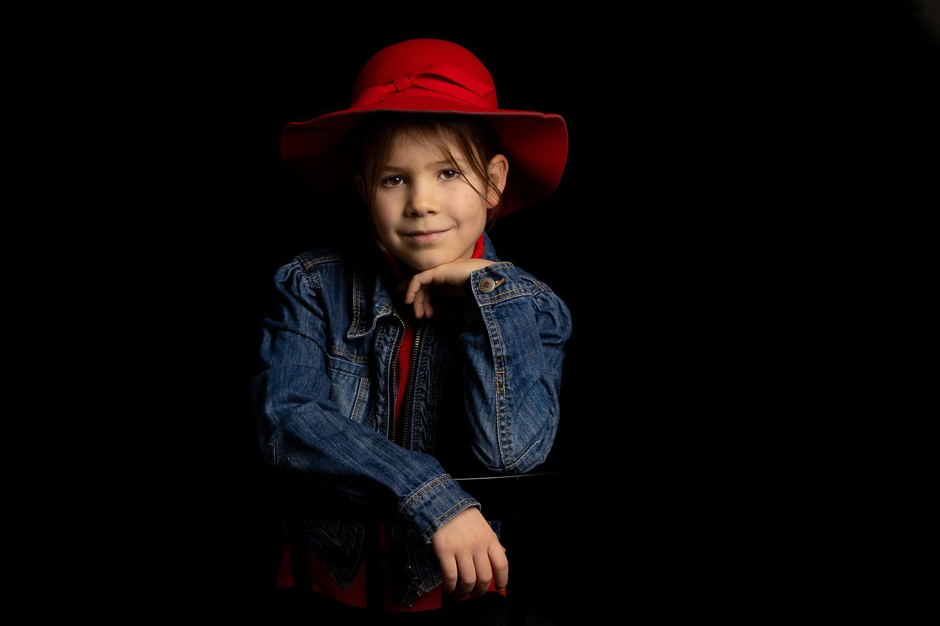 meisje, fotoshoot, studio, hoed, zwarte achtergrond, Lisenka Pauw Fotografie