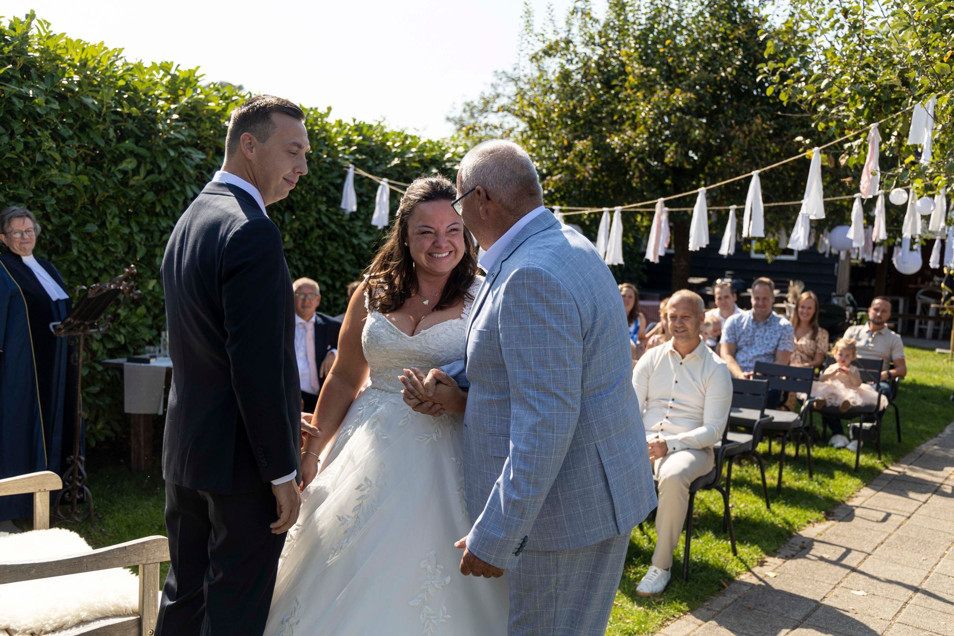 Trouwen met de leukste fotograaf op jullie huwelijk. Bruidsfotograaf Tiel en de Betuwe, maakt spontane trouwfoto's