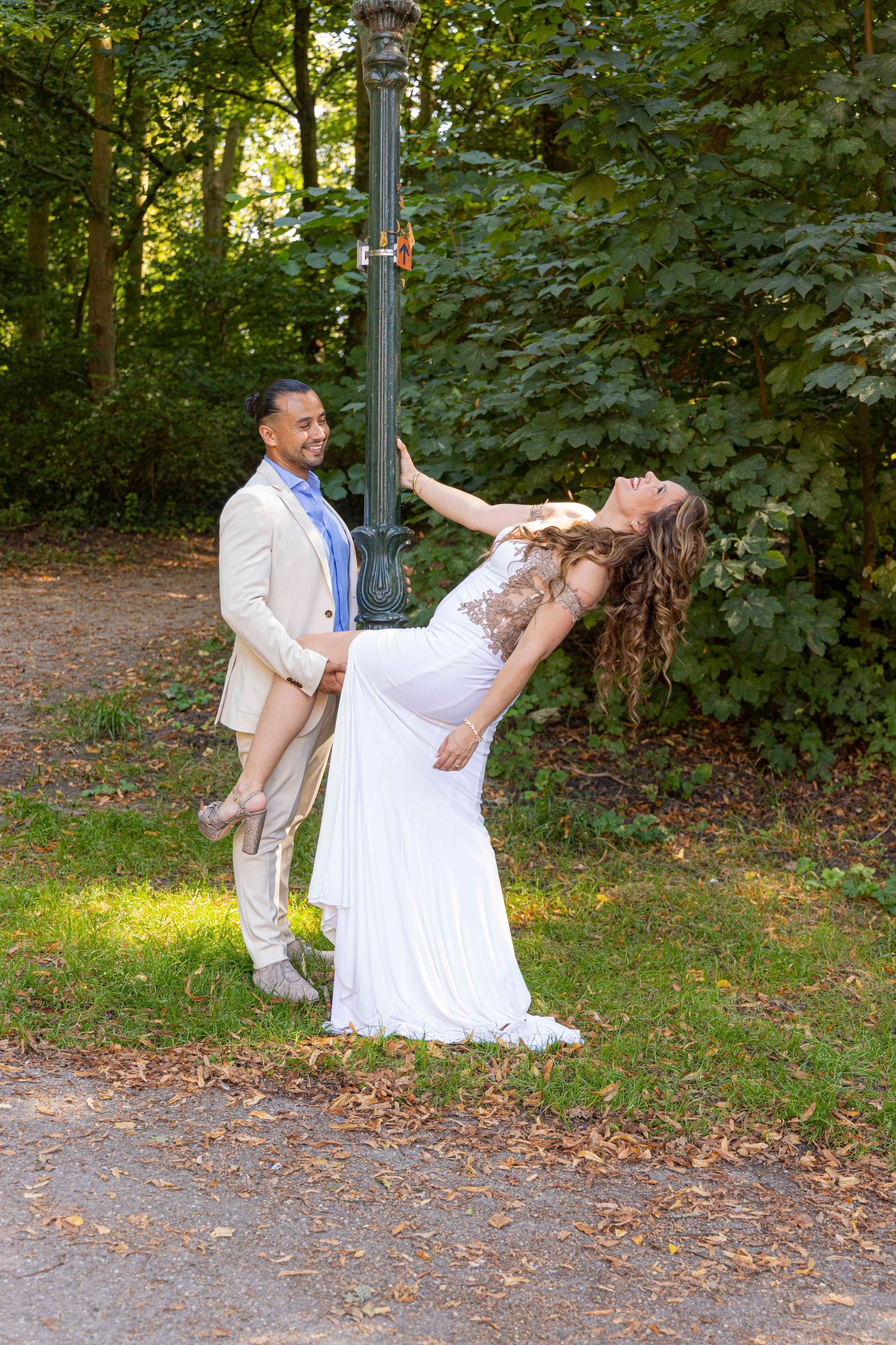 Trouwen met de leukste fotograaf op jullie huwelijk. Bruidsfotograaf Tiel en de Betuwe, maakt spontane trouwfoto's