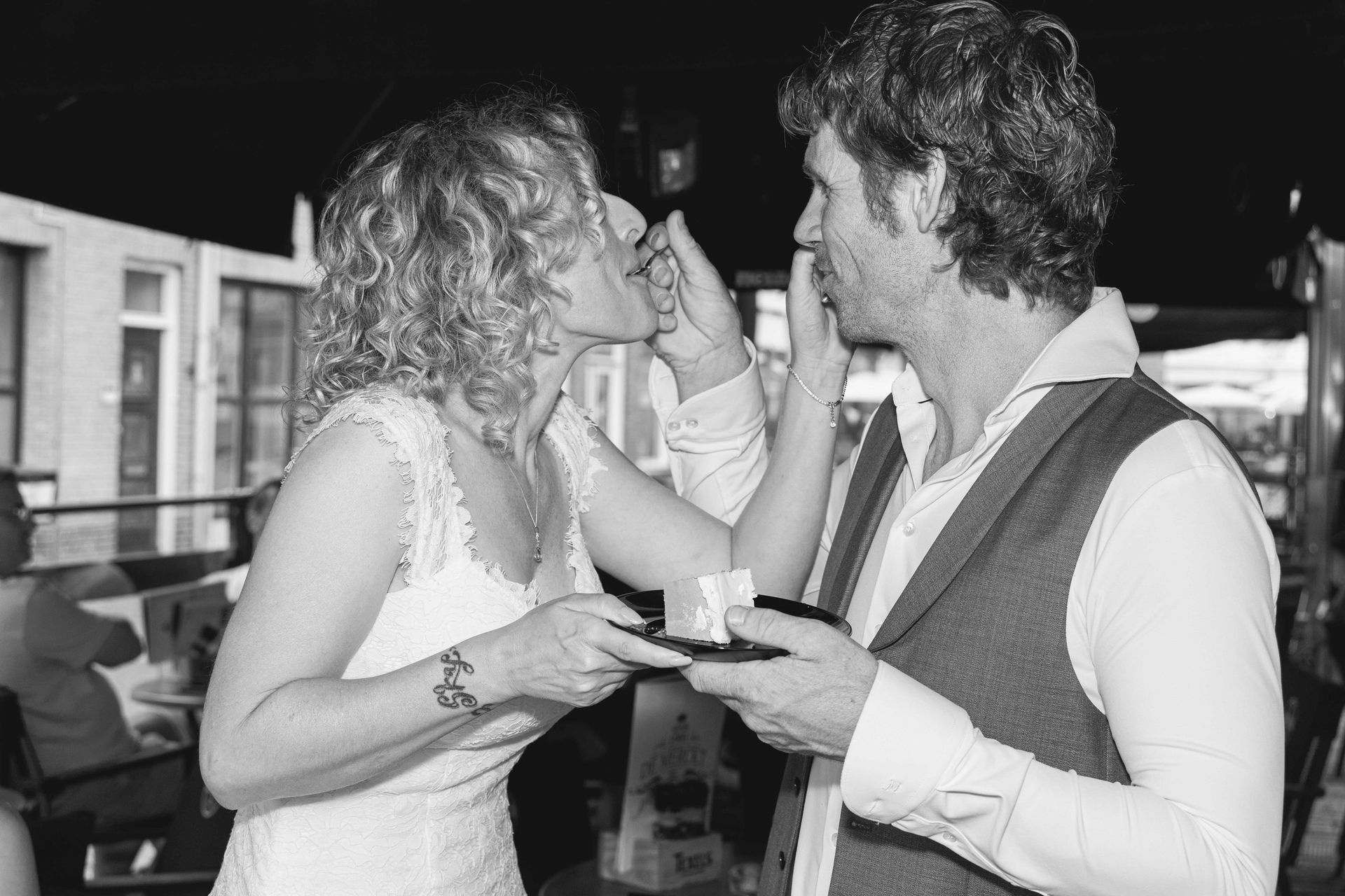 Trouwen met de leukste fotograaf op jullie huwelijk. Bruidsfotograaf Tiel en de Betuwe, maakt spontane trouwfoto's