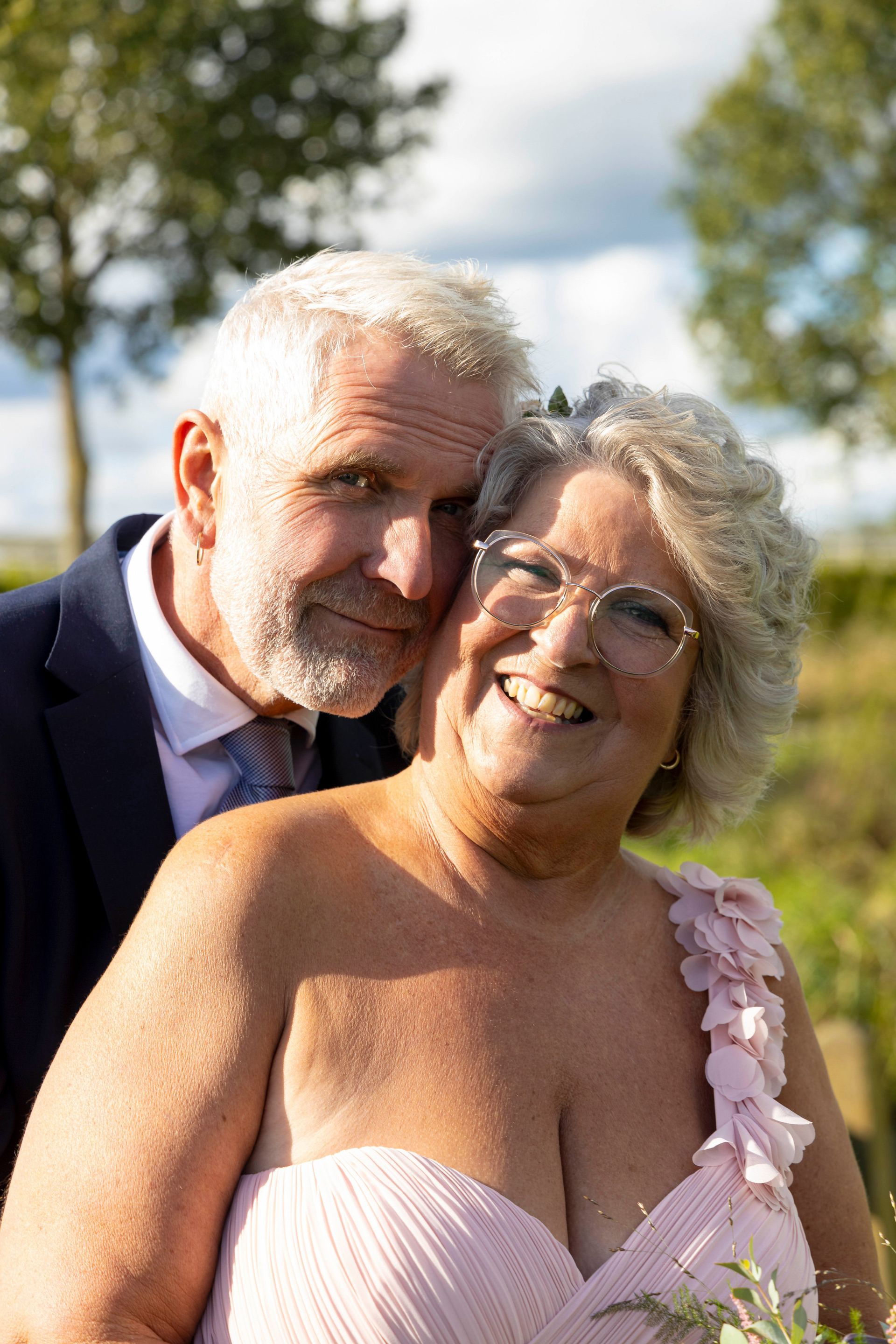 trouwfoto, ouder koppel trouwen, trouwen op latere leeftijd, fotoshoot trouwdag