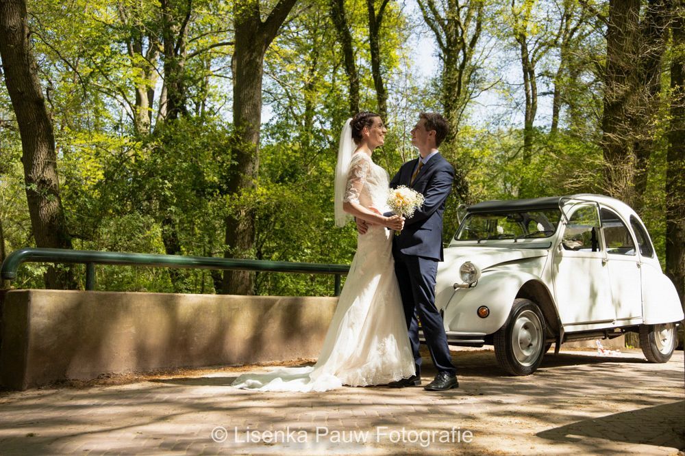 De leukste trouwfotograaf van Tiel en de Betuwe maakt spontane foto's van het bruidspaar