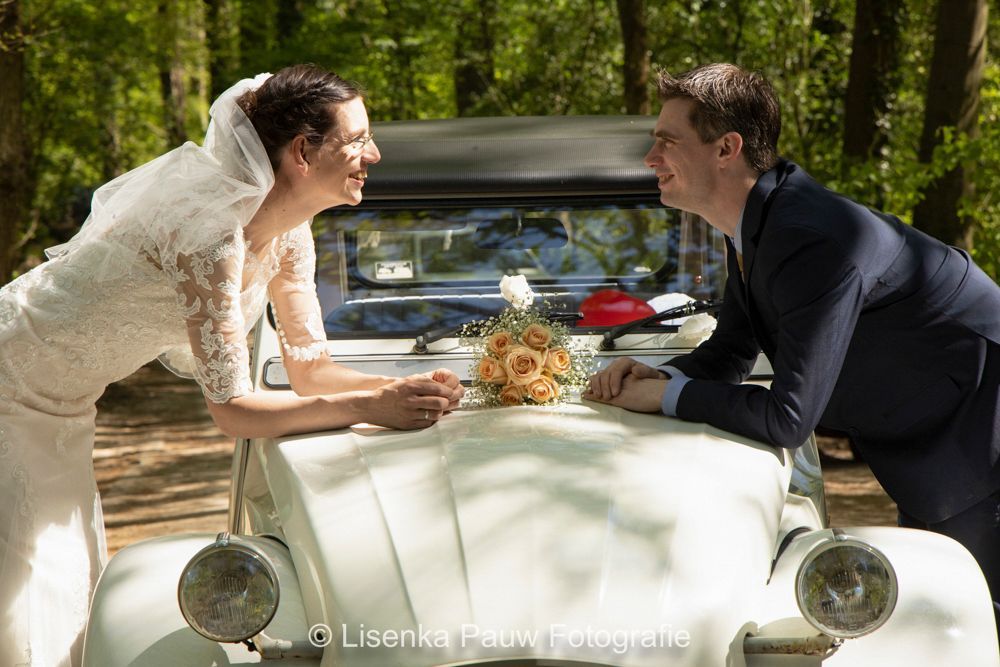 Trouwen met de leukste fotograaf op jullie huwelijk. Bruidsfotograaf Tiel en de Betuwe, maakt spontane trouwfoto's