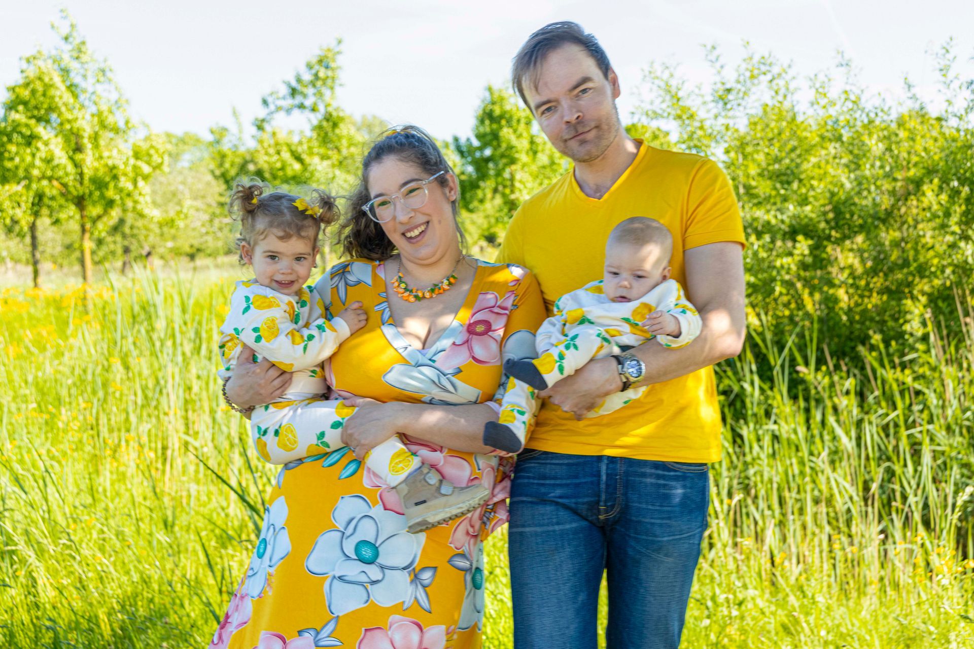gezin op de foto in het park in tiel, een mooie buitenfoto in de betuwe van papa, mama, dochter en zoon
