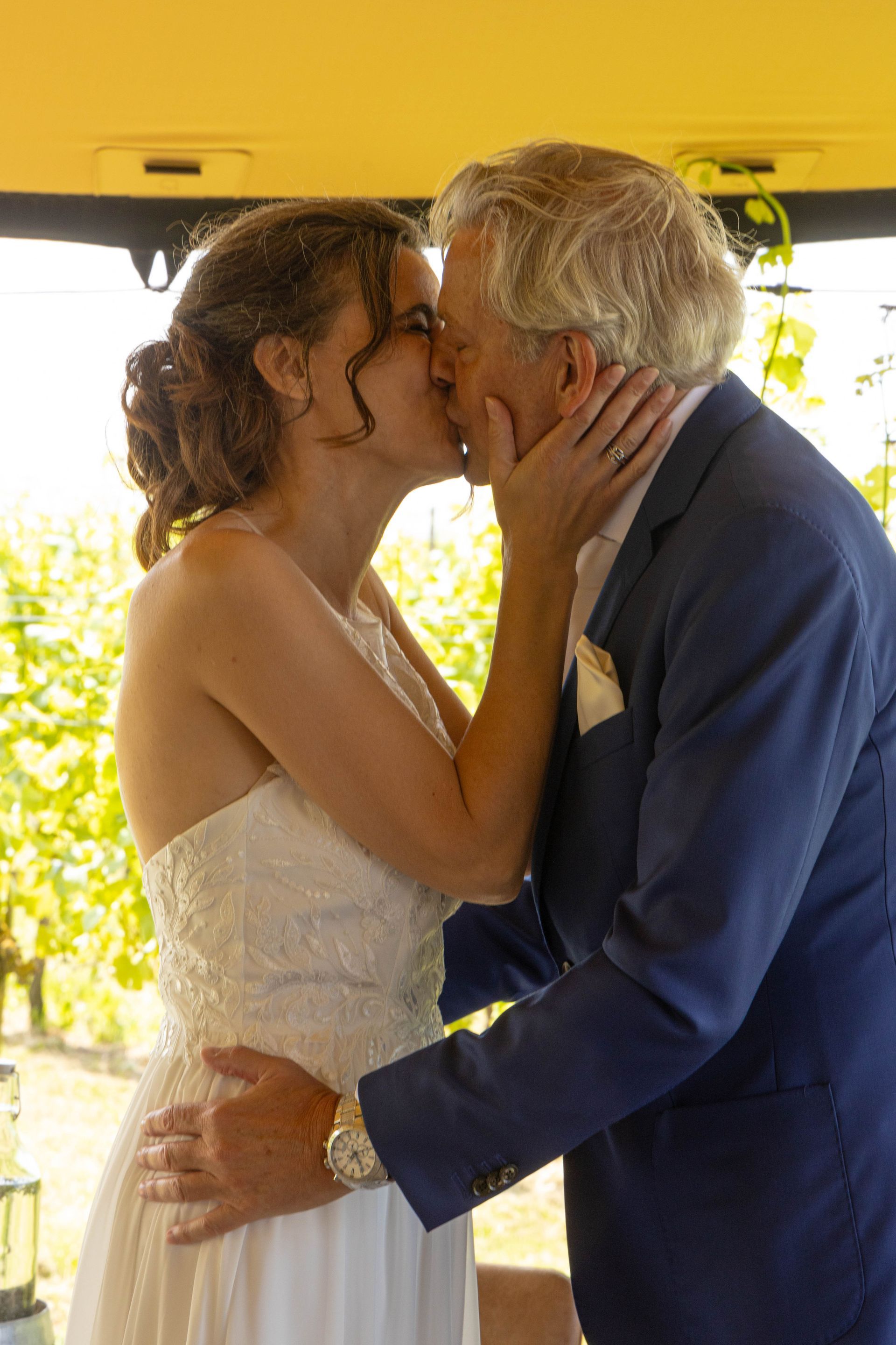 De leukste trouwfotograaf van Tiel en de Betuwe maakt spontane foto's van het bruidspaar