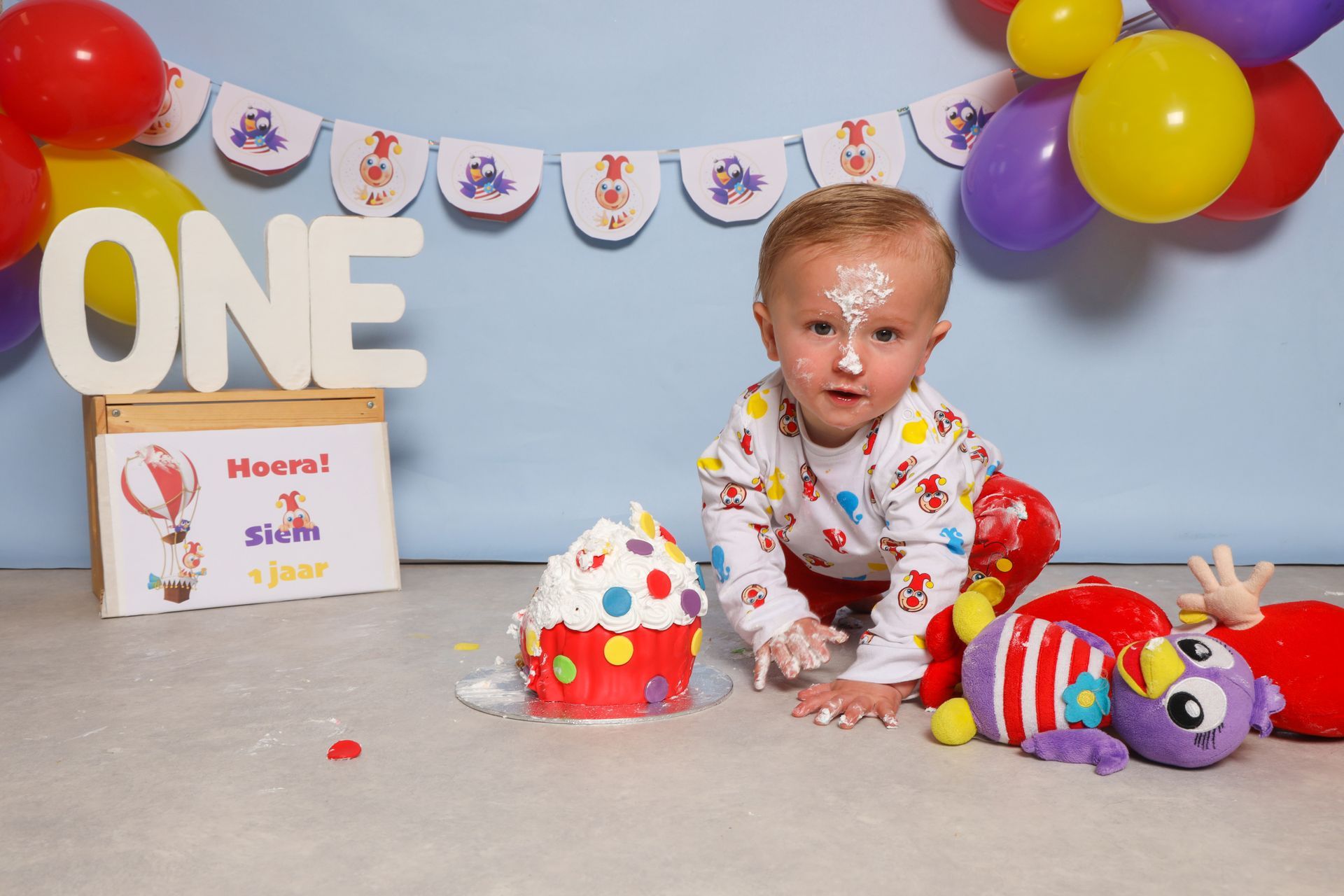 Cakesmash fotoshoot, 1 jaar foto, koekiemonster, spaghetti, nutella, bloemen, roze, blauw, peaky blinders, jungle