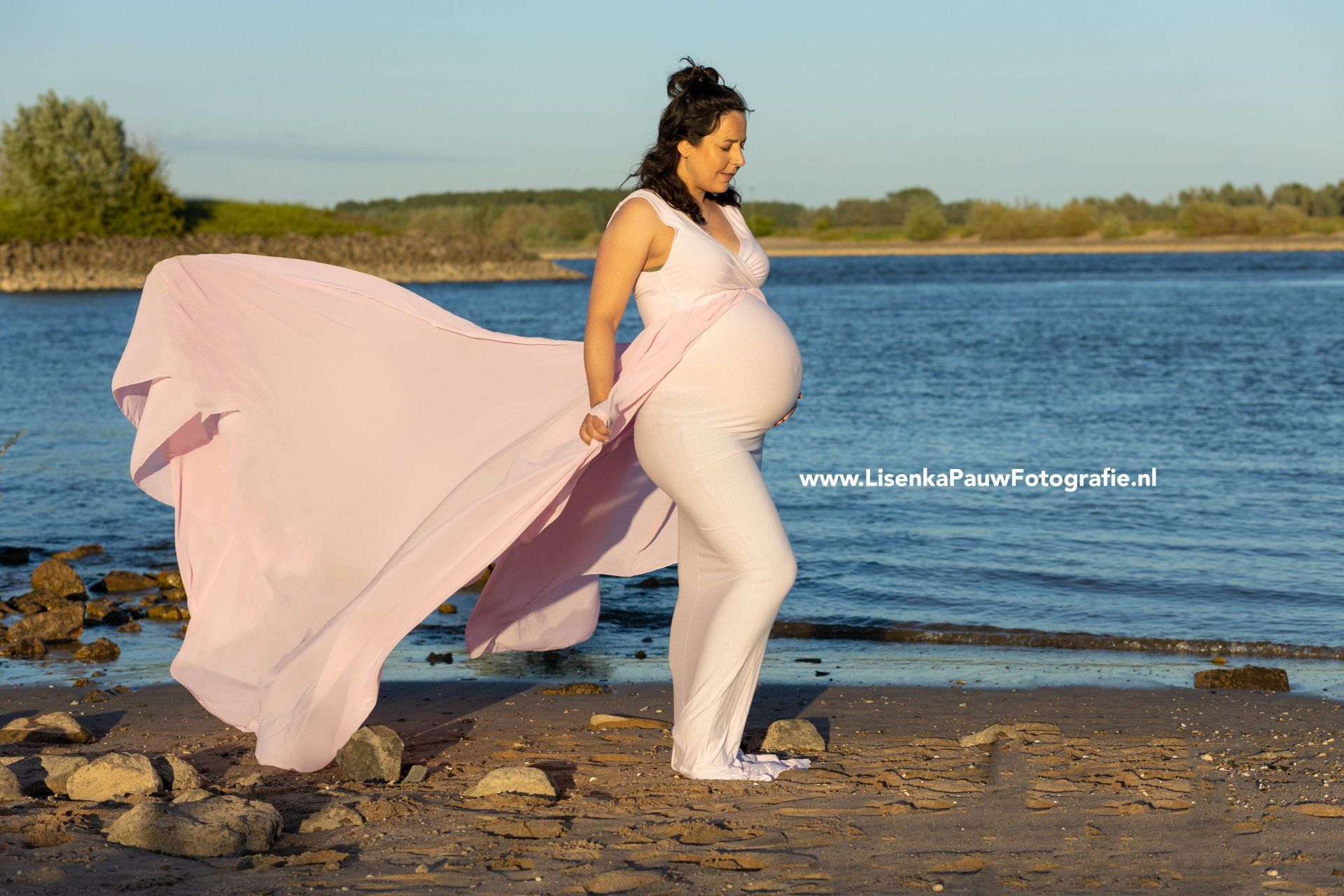 zwangerschap buiten, jurk, water, Lisenka Pauw Fotografie