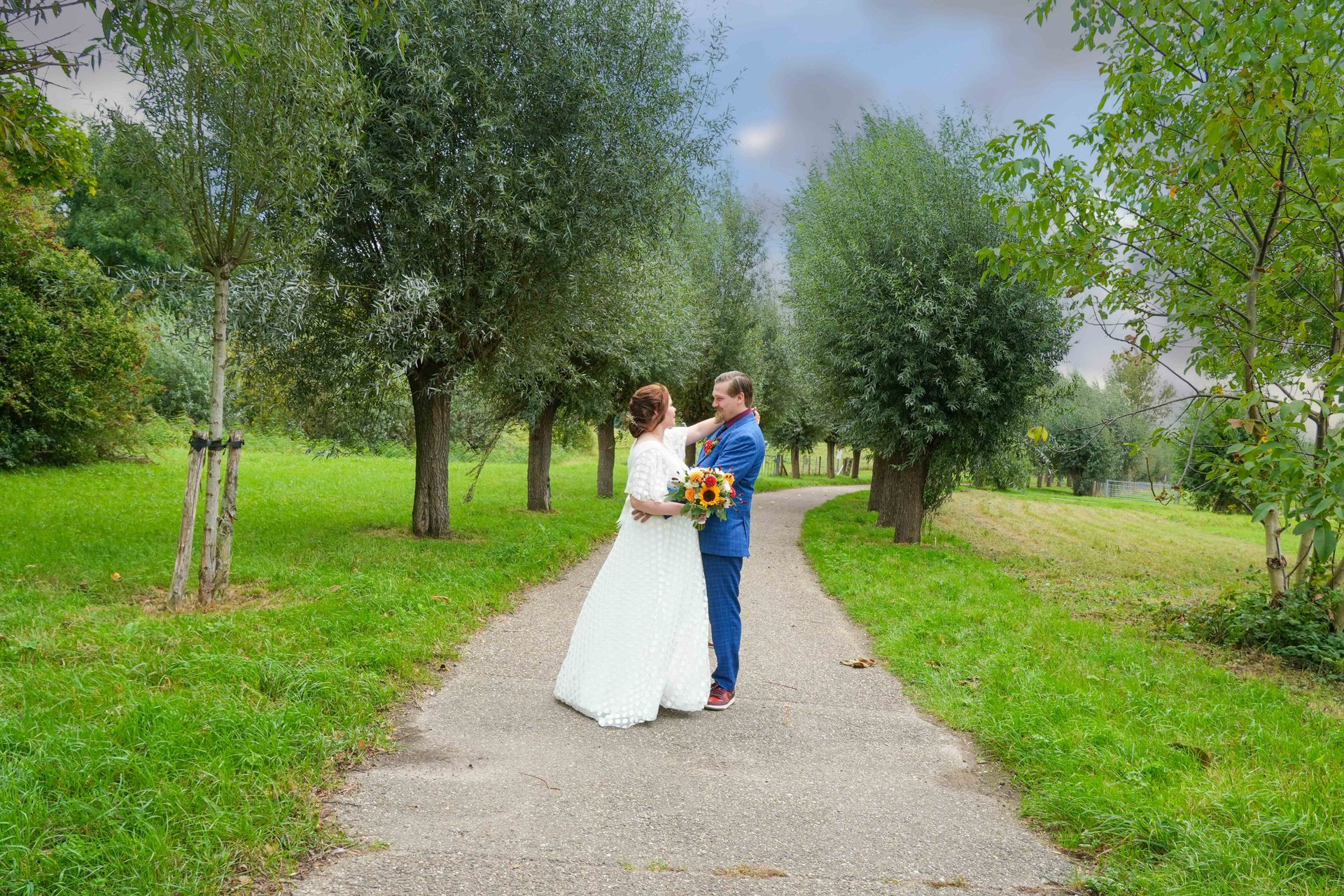 De leukste trouwfotograaf van Tiel en de Betuwe maakt spontane foto's van het bruidspaar