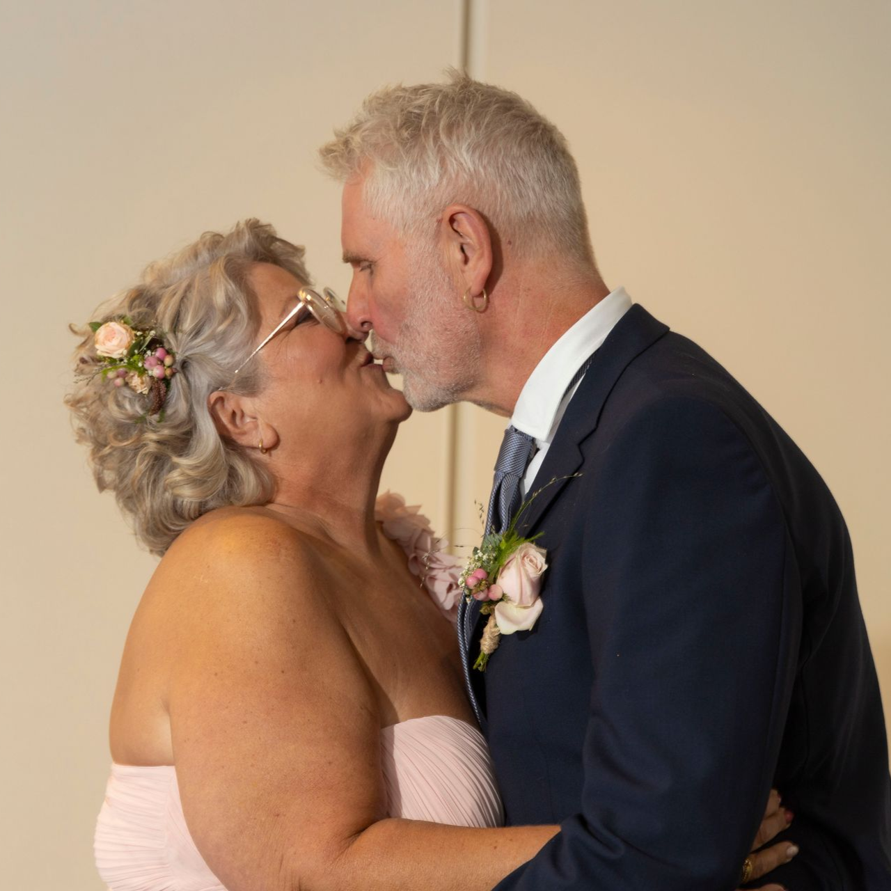 Trouwen met de leukste fotograaf op jullie huwelijk. Bruidsfotograaf Tiel en de Betuwe, maakt spontane trouwfoto's