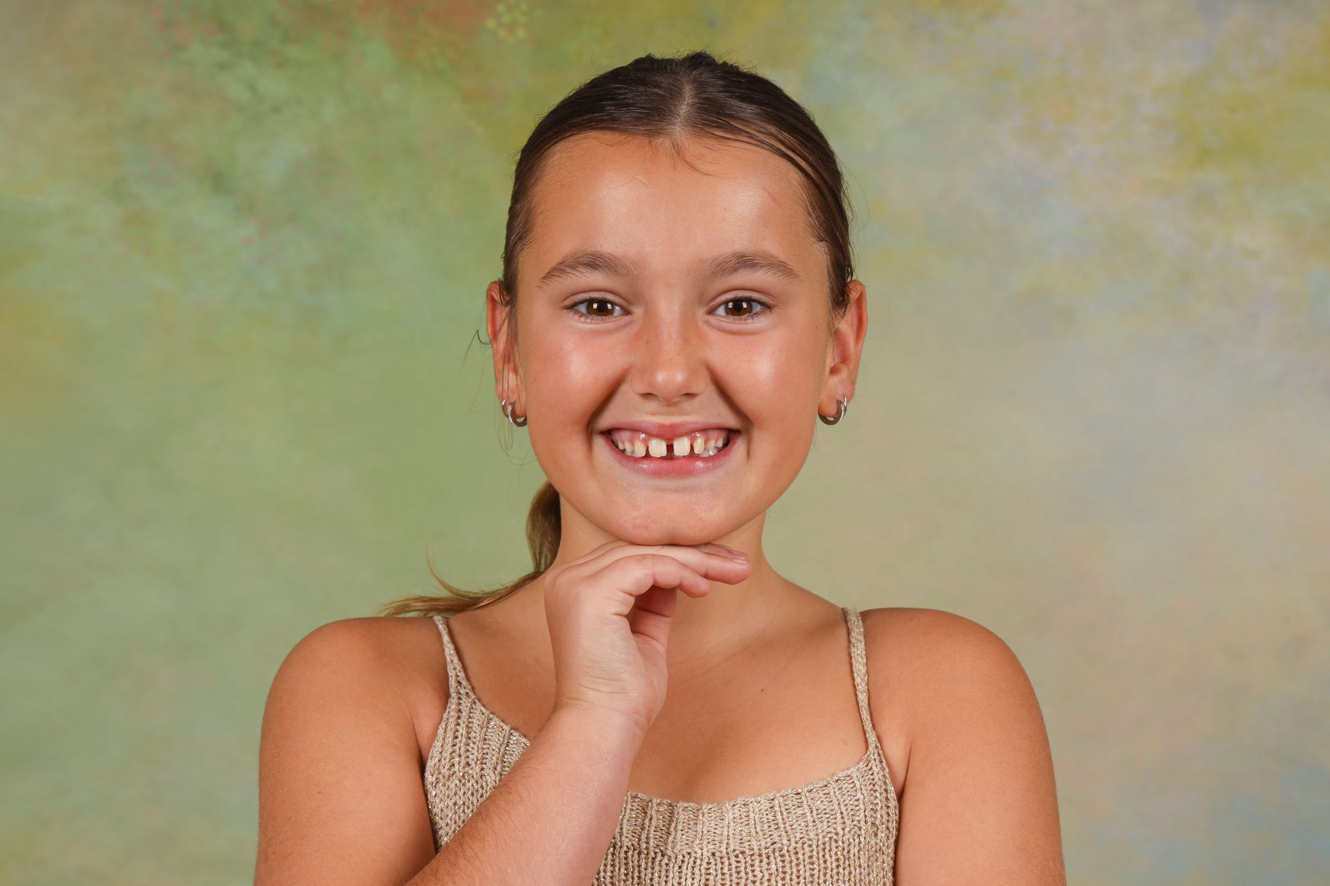 schoolfoto, schoolfotograaf, de leukste schoolfoto, leuke schoolfoto's, basisschool, kinderdagverblijf, groene achtergrond