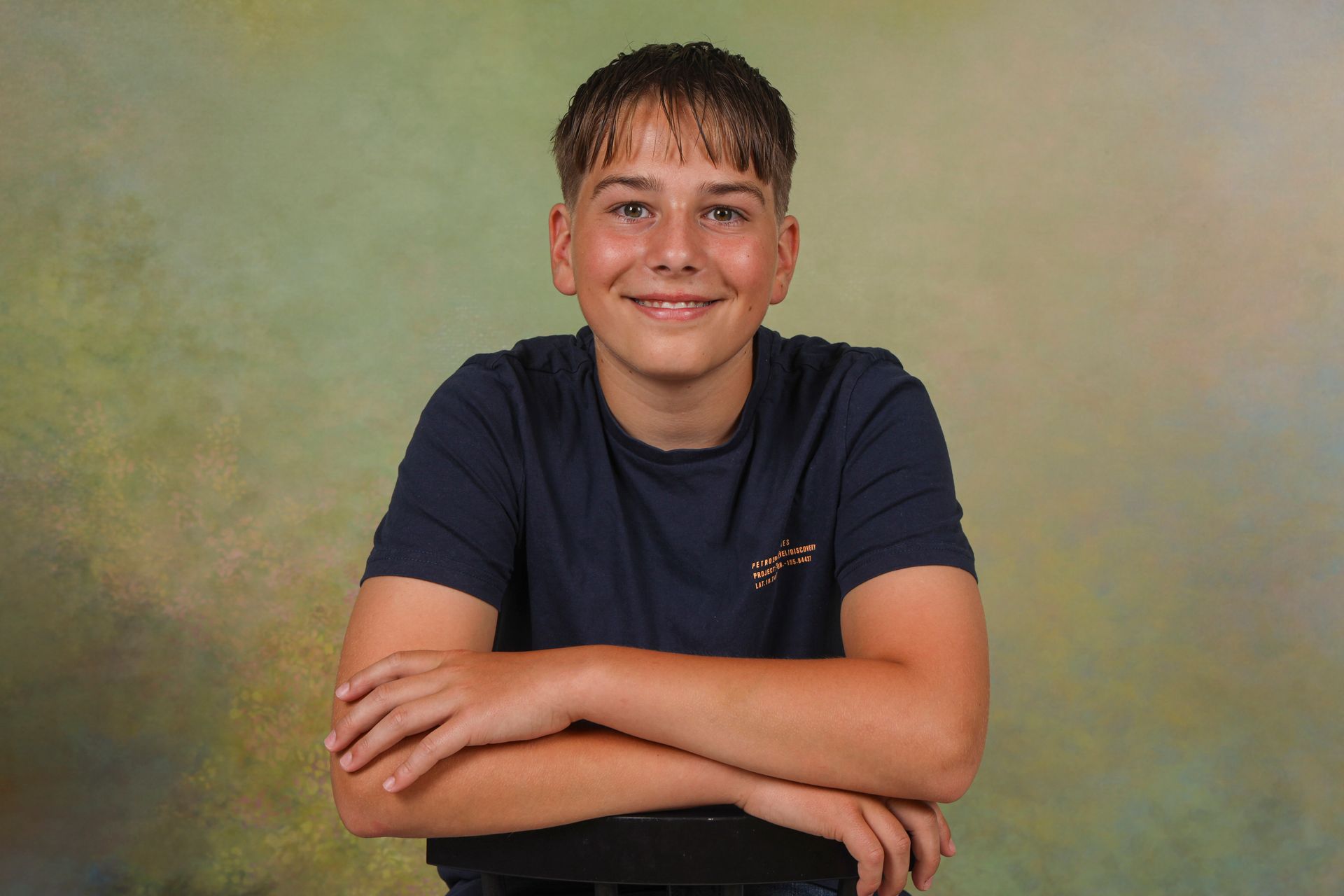 schoolfoto, puber, achtergrond groen