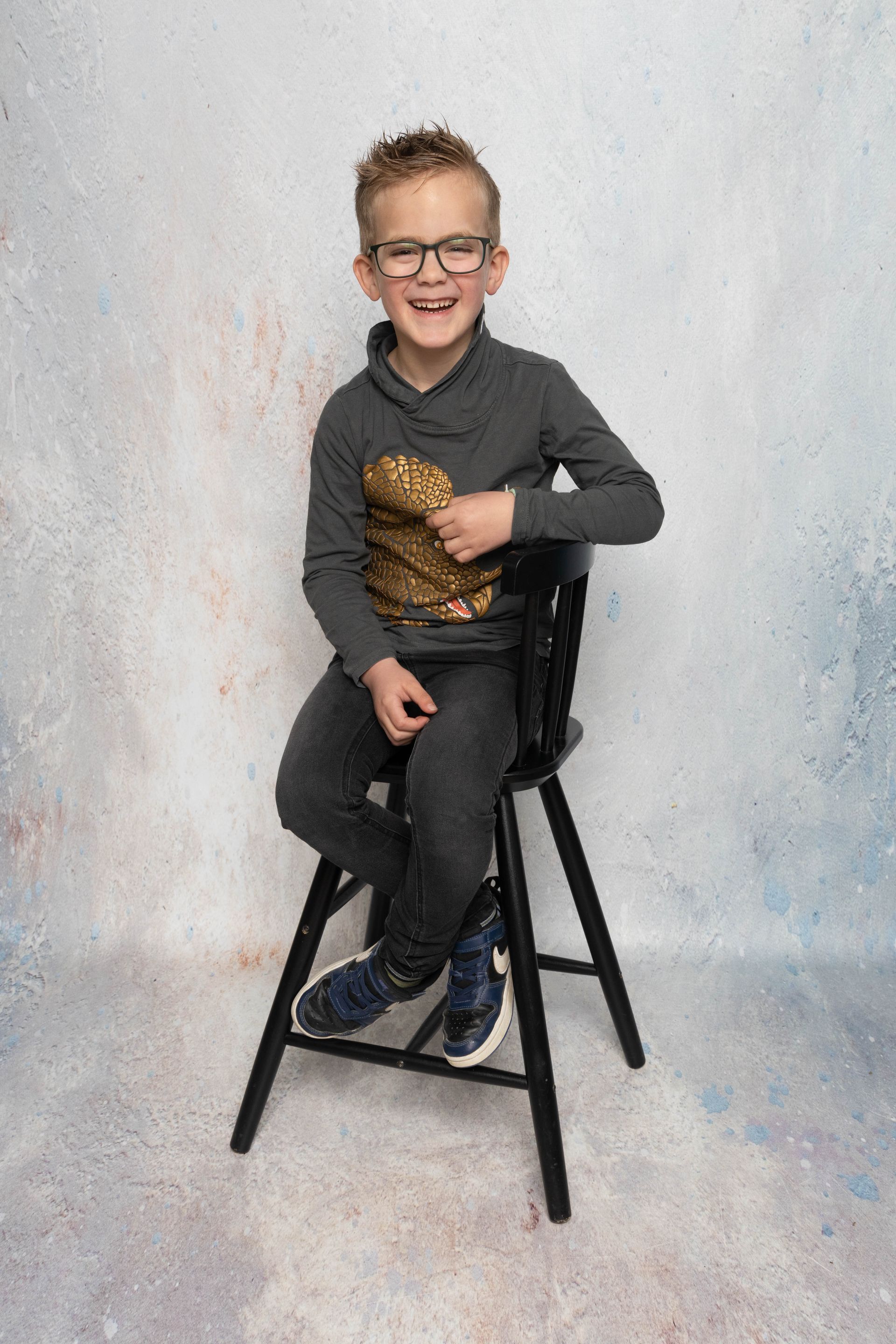 stoeltje, de leukste schoolfoto, broer/zus foto, schoolfotograaf, tiel, Lisenka Pauw Fotografie