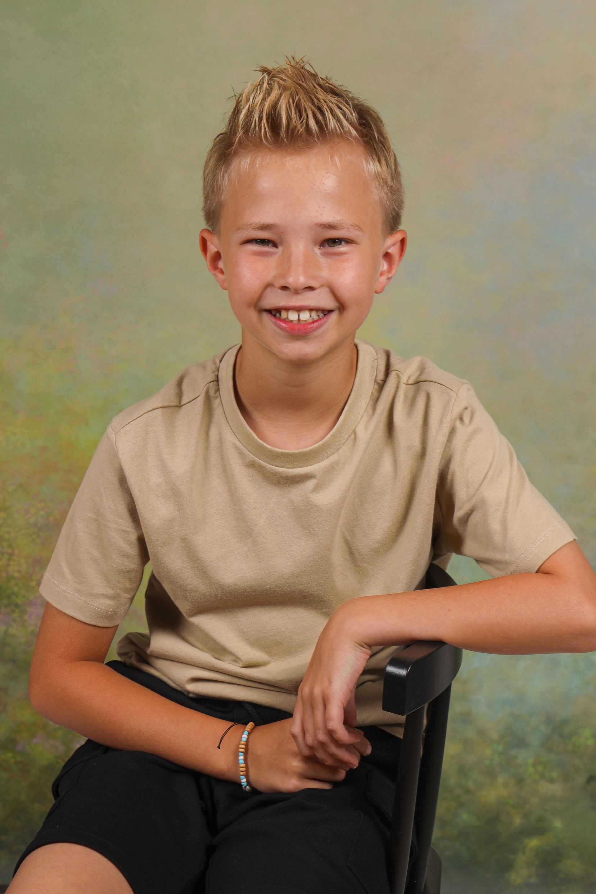 schoolfoto, schoolfotograaf, de leukste schoolfoto, leuke schoolfoto's, basisschool, kinderdagverblijf, groene achtergrond