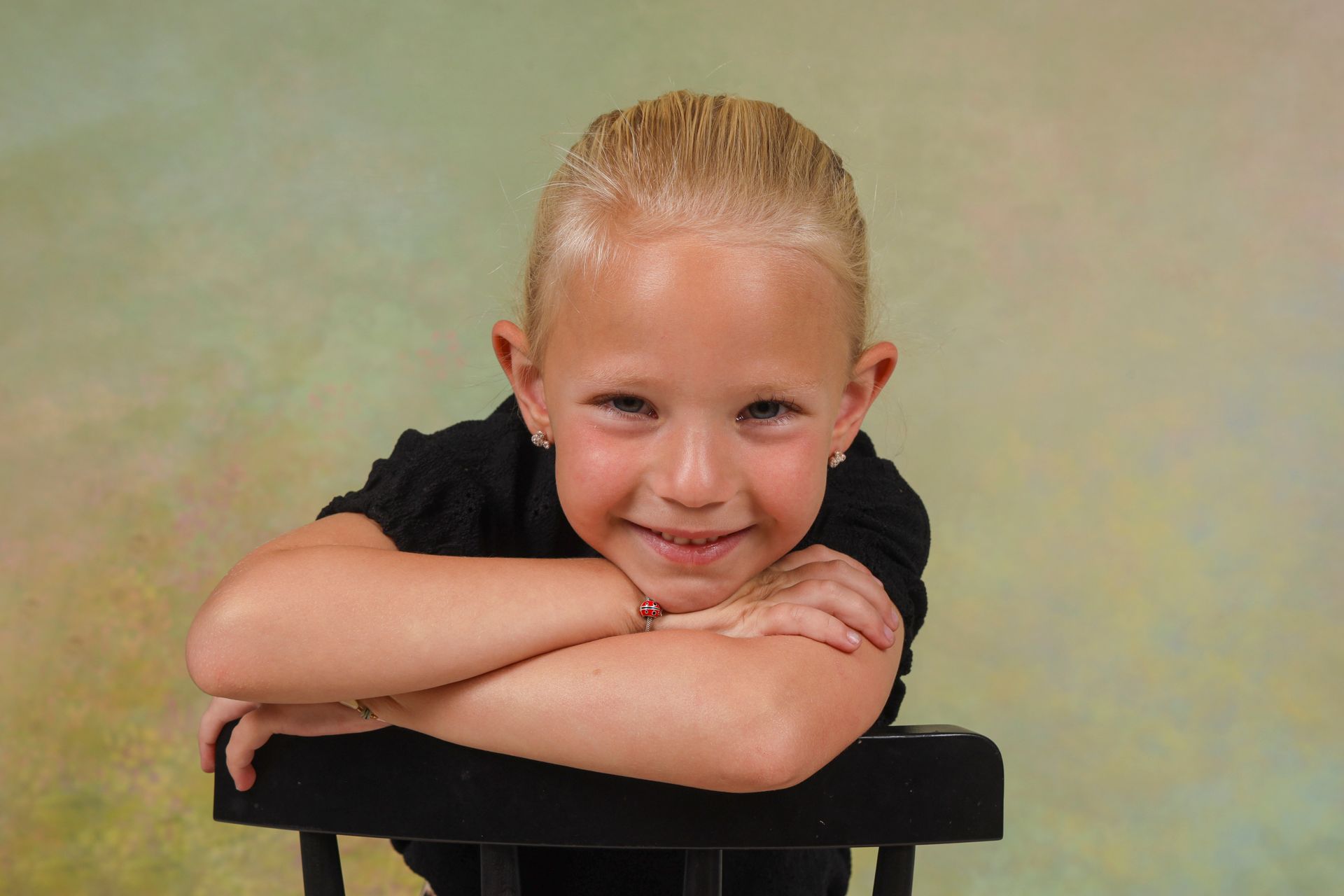 schoolfoto, schoolfotograaf, de leukste schoolfoto, leuke schoolfoto's, basisschool, kinderdagverblijf, groene achtergrond