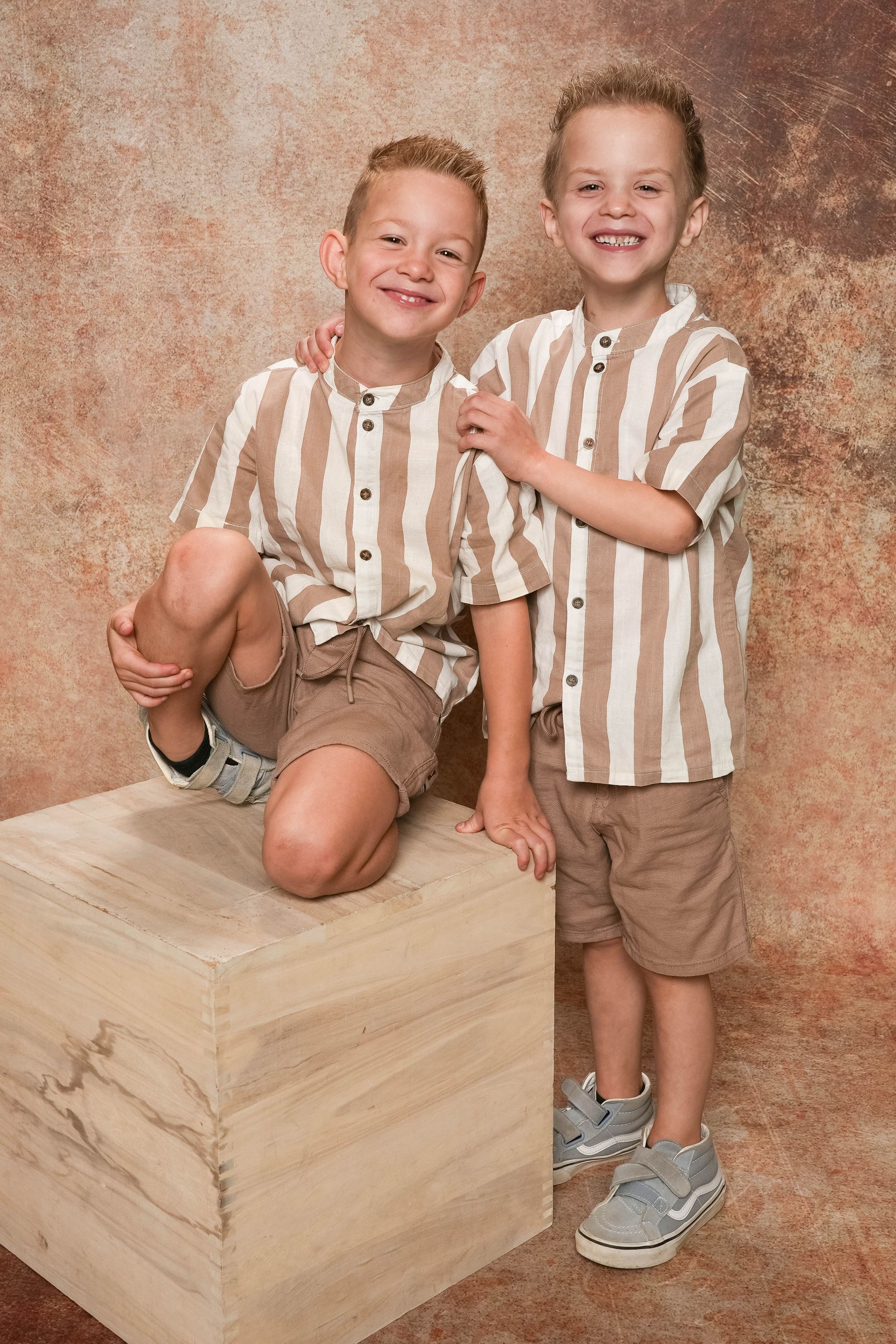 Schoolfoto, leuke schoolfoto, de leukste schoolfotograaf, broer/zus foto op school