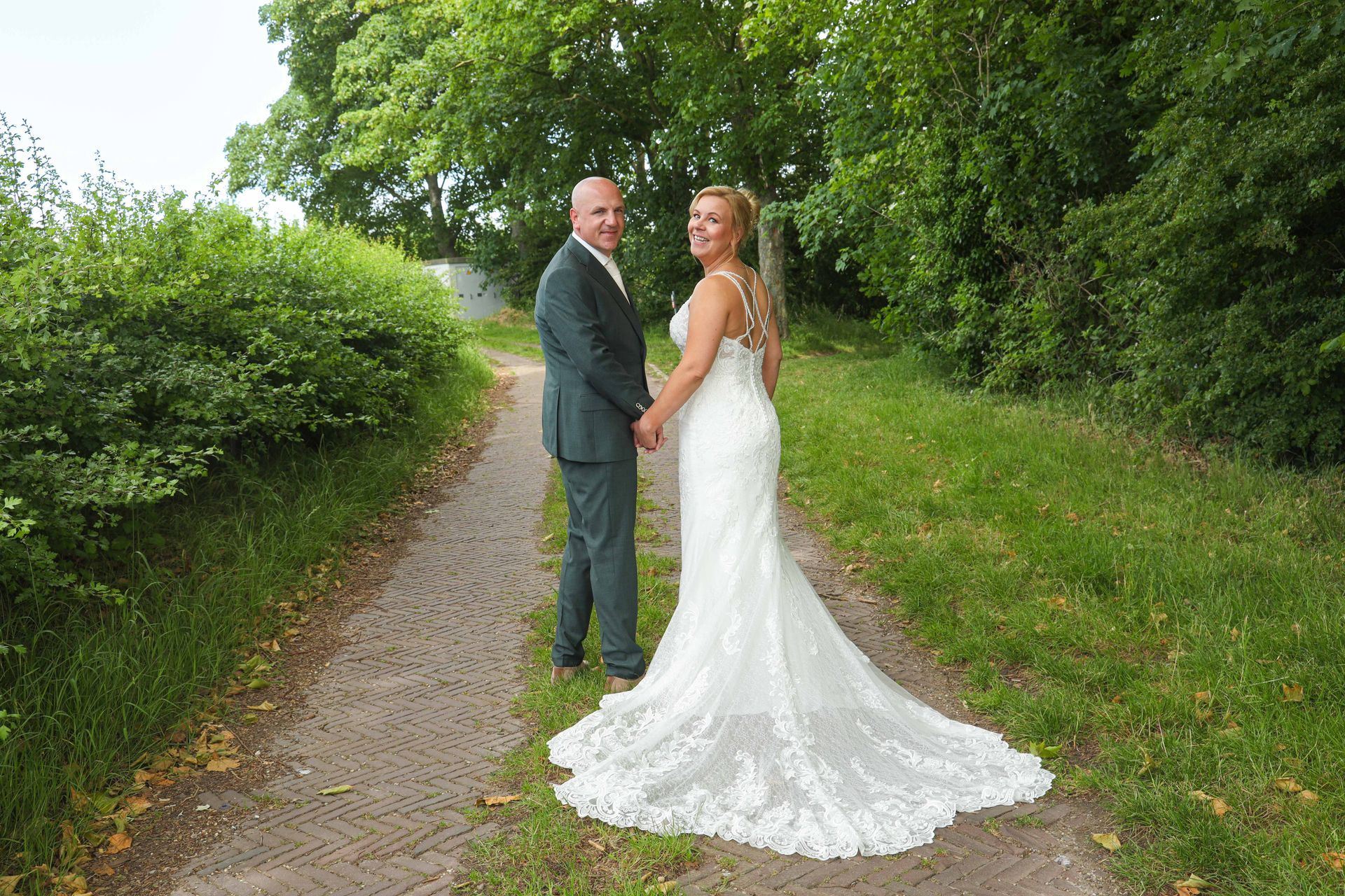De leukste trouwfotograaf van Tiel en de Betuwe maakt spontane foto's van het bruidspaar