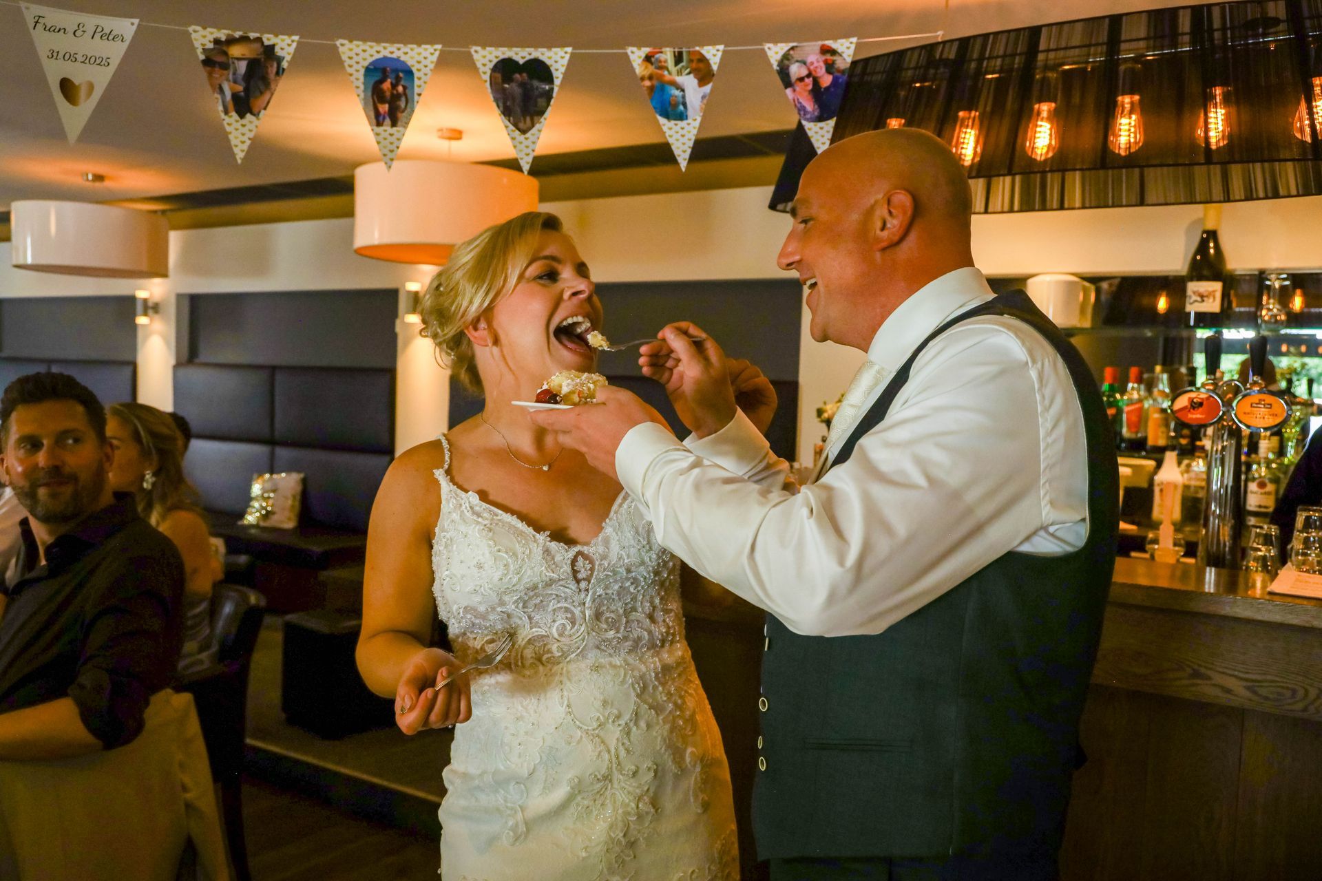 De leukste trouwfotograaf van Tiel en de Betuwe maakt spontane foto's van het bruidspaar