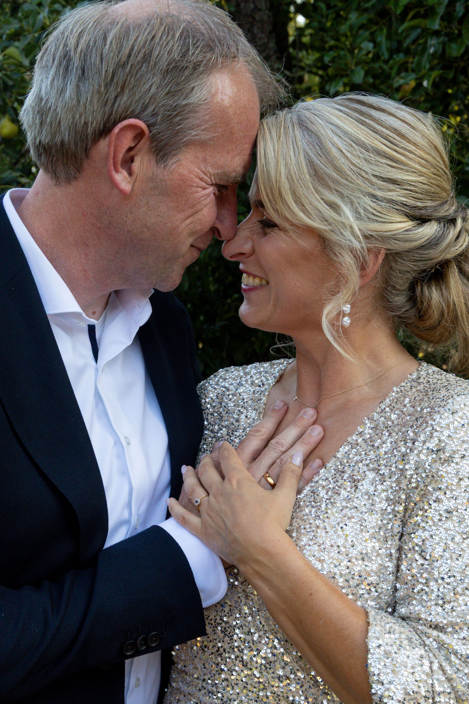 De leukste trouwfotograaf van Tiel en de Betuwe maakt spontane foto's van het bruidspaar