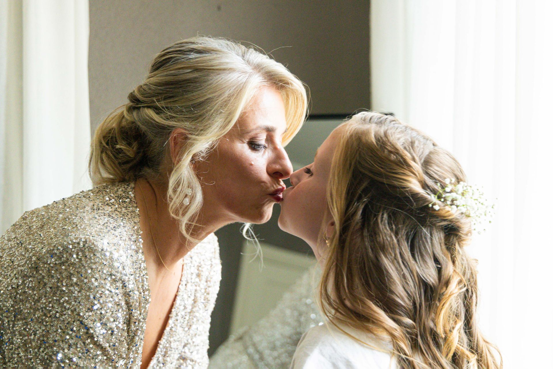 Trouwen met de leukste fotograaf op jullie huwelijk. Bruidsfotograaf Tiel en de Betuwe, maakt spontane trouwfoto's