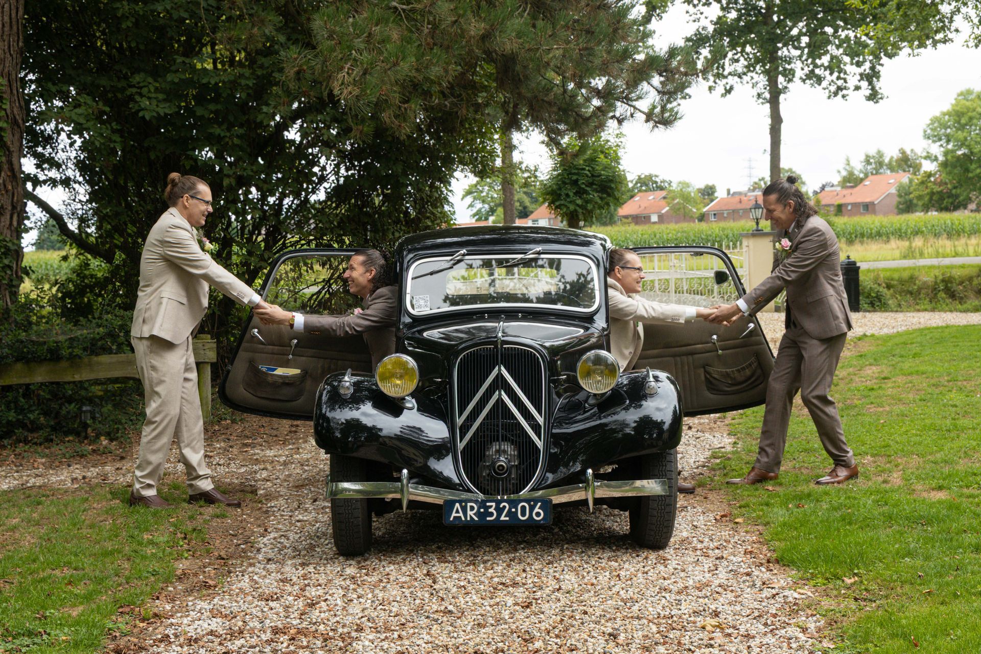 Trouwen met de leukste fotograaf op jullie huwelijk. Bruidsfotograaf Tiel en de Betuwe, maakt spontane trouwfoto's