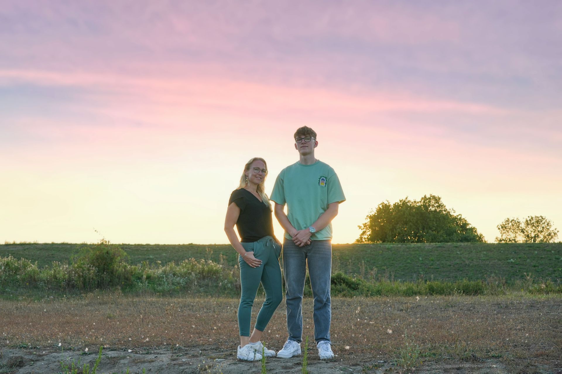 moeder en zoon op de foto in de utierwaarde, tiel, de Betuwe. Tijdens het gouden uurtje