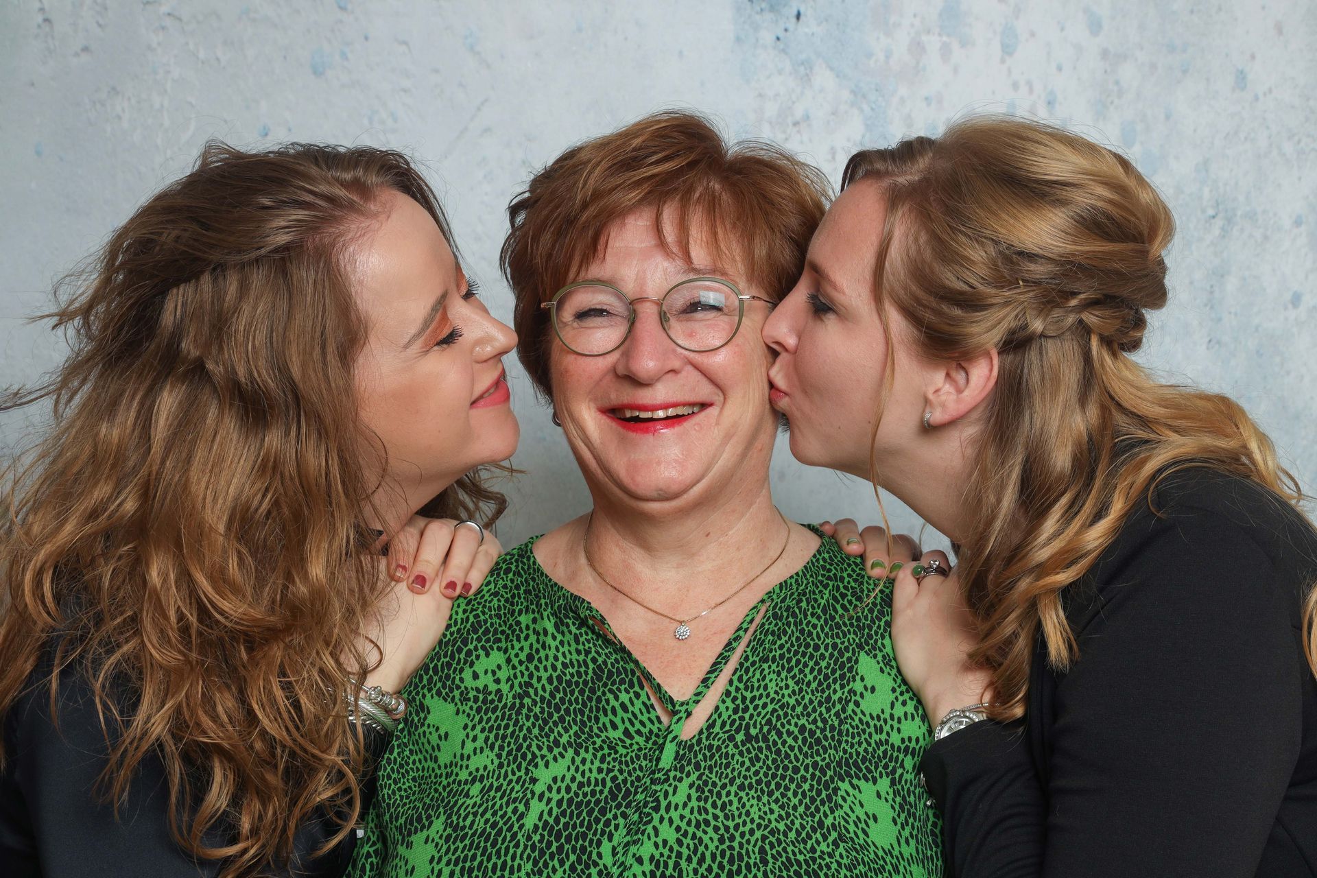 gezin op de foto, dochters met mama