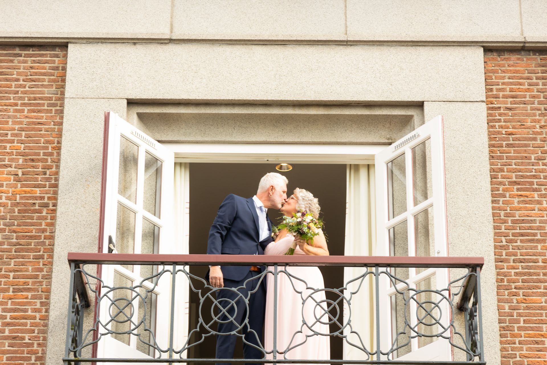 trouwfoto, kus op het balkon, de kus, balkon, ouder koppel trouwen