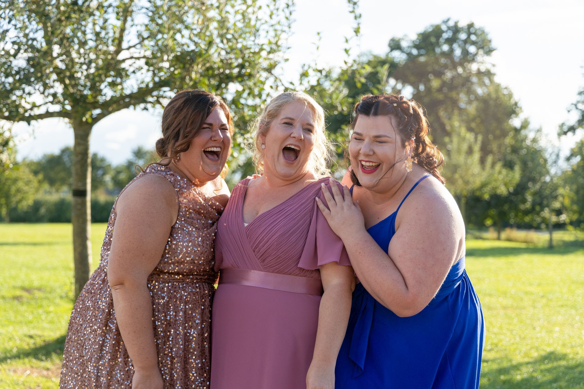 dochters van de bruid hebben lol