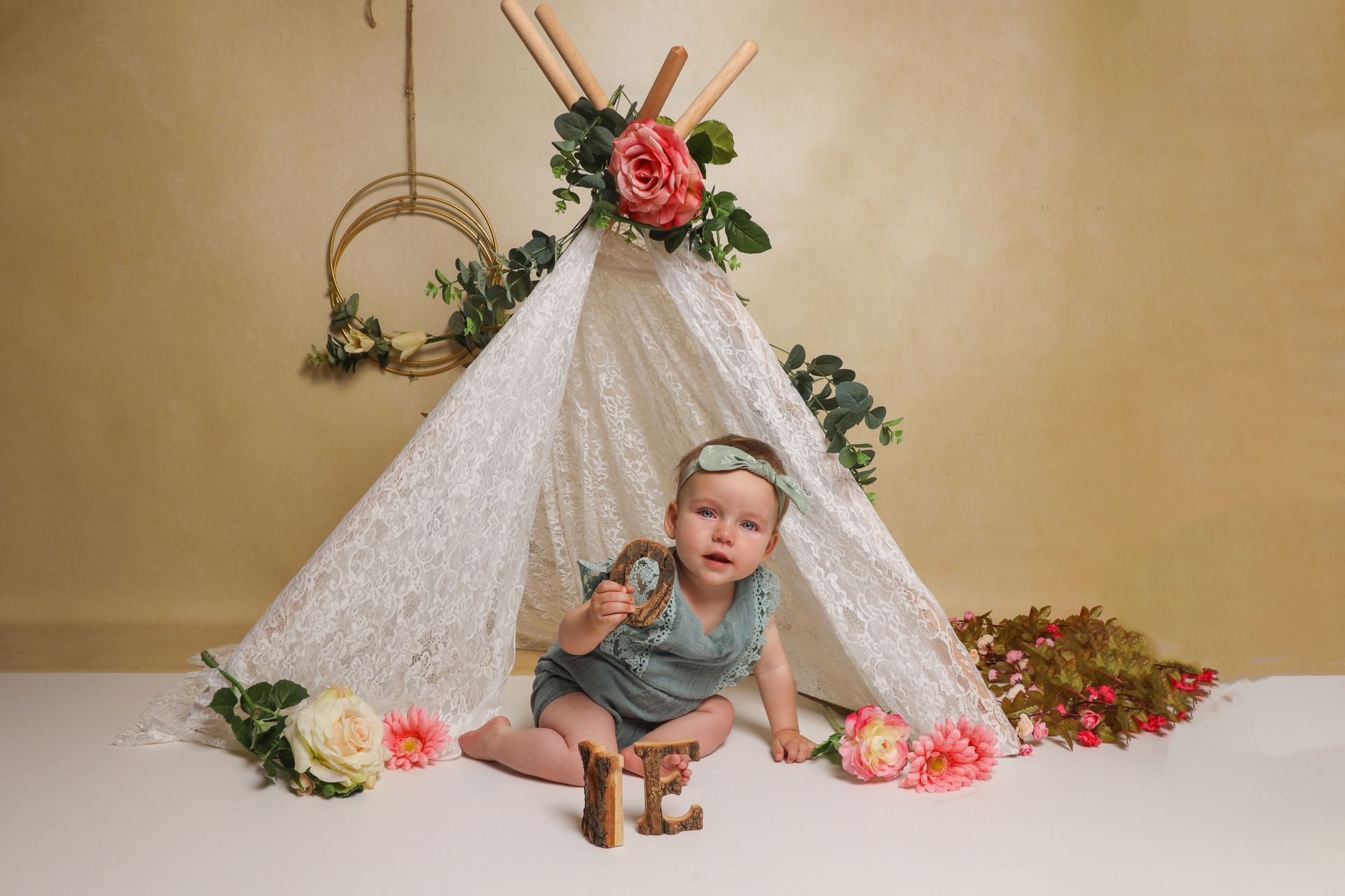 Cakesmash fotoshoot, 1 jaar foto, koekiemonster, spaghetti, nutella, bloemen, roze, blauw, peaky blinders, jungle
