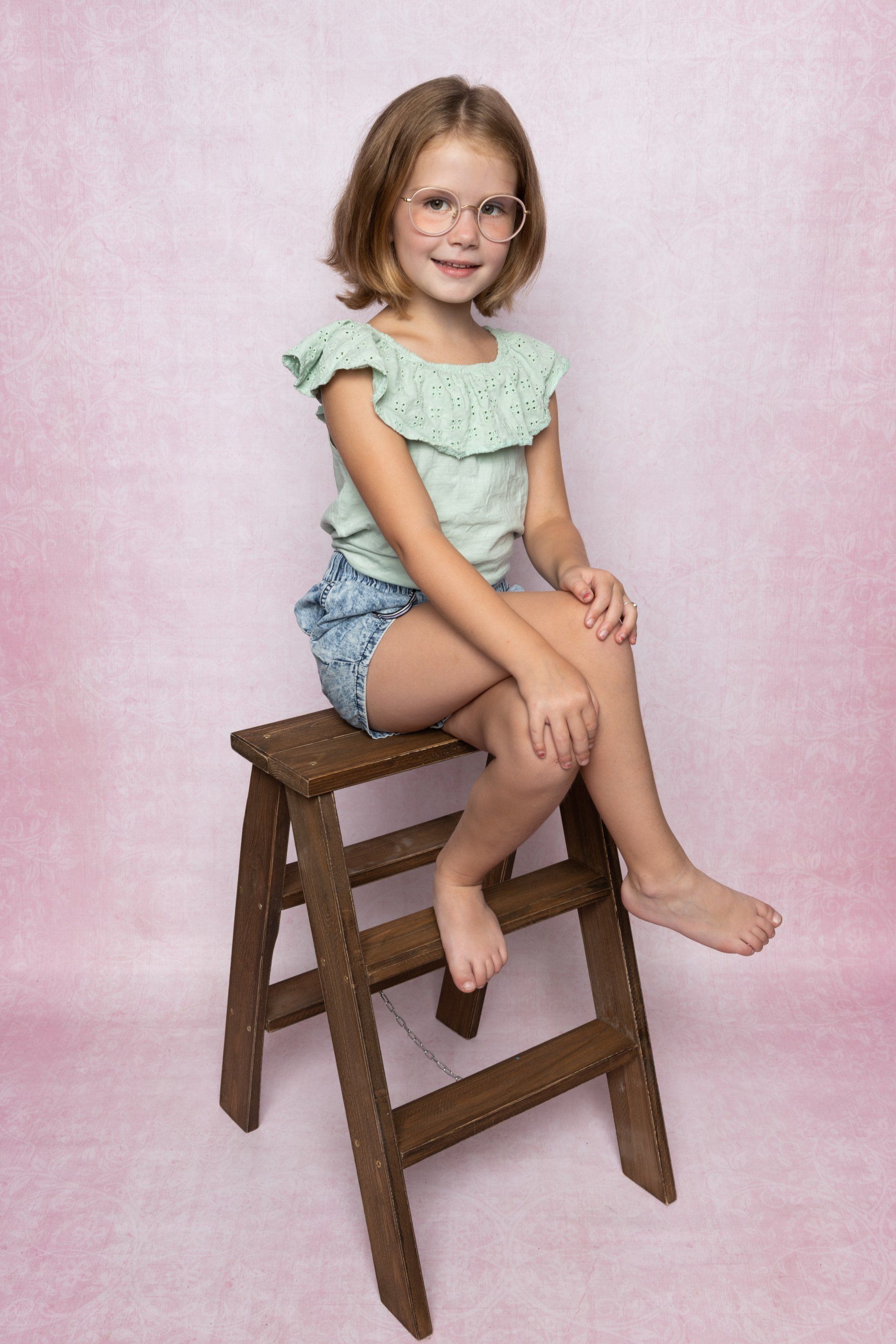 schoolfoto trapje, de leukste schoolfoto, broer/zus foto, schoolfotograaf, tiel, Lisenka Pauw Fotografie