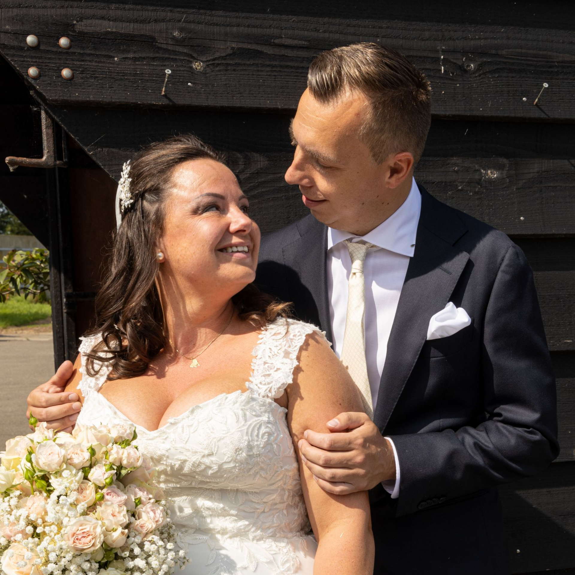 De leukste trouwfotograaf van Tiel en de Betuwe maakt spontane foto's van het bruidspaar
