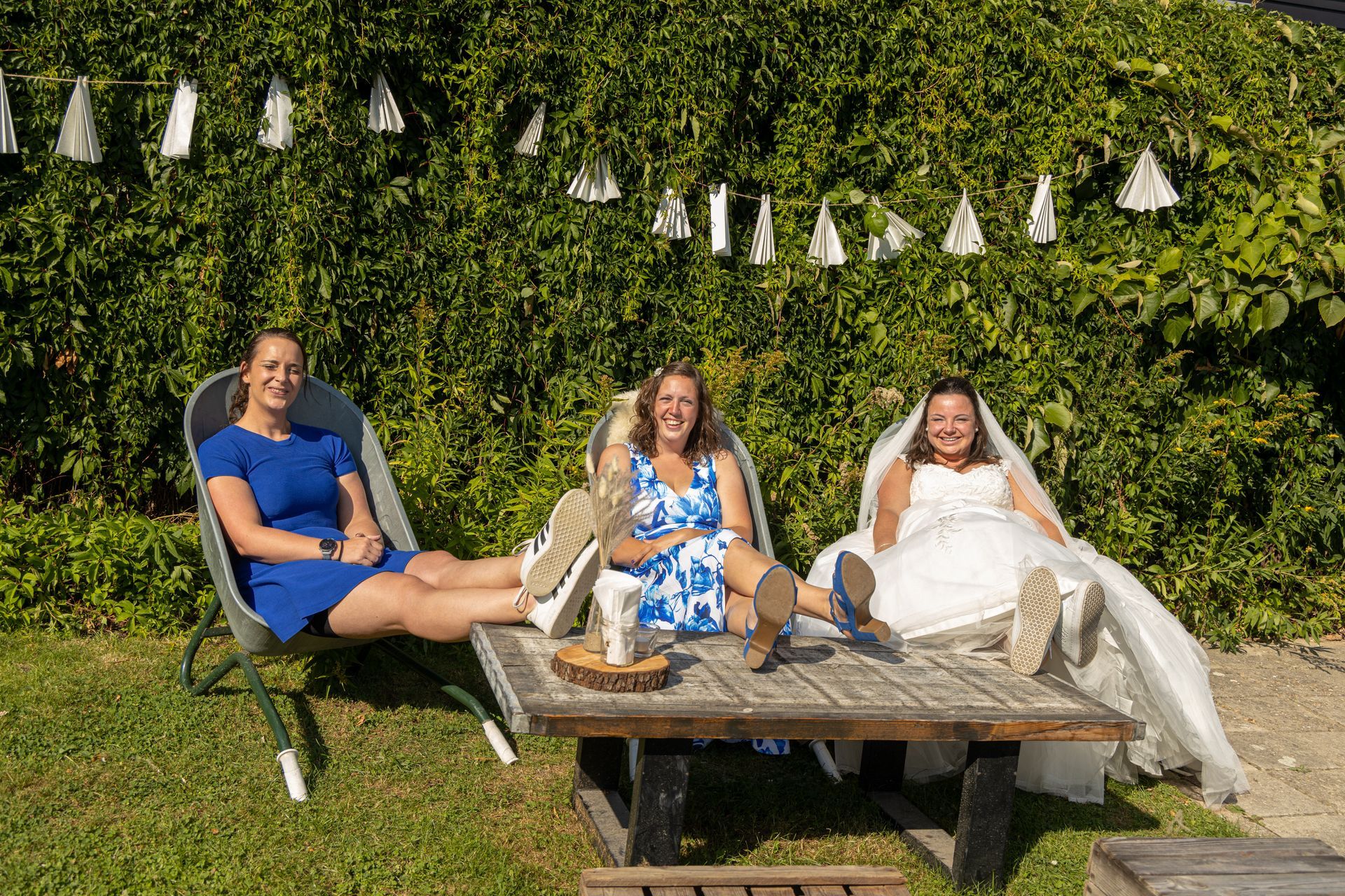 bruidspaar, trouwen, chillen met de getuigen