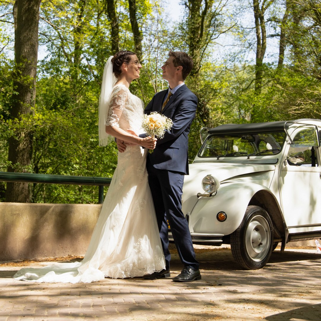 trouwfoto met auto, trouwen, liefde, trouwfotograaf, Lisenka Pauw Fotografie