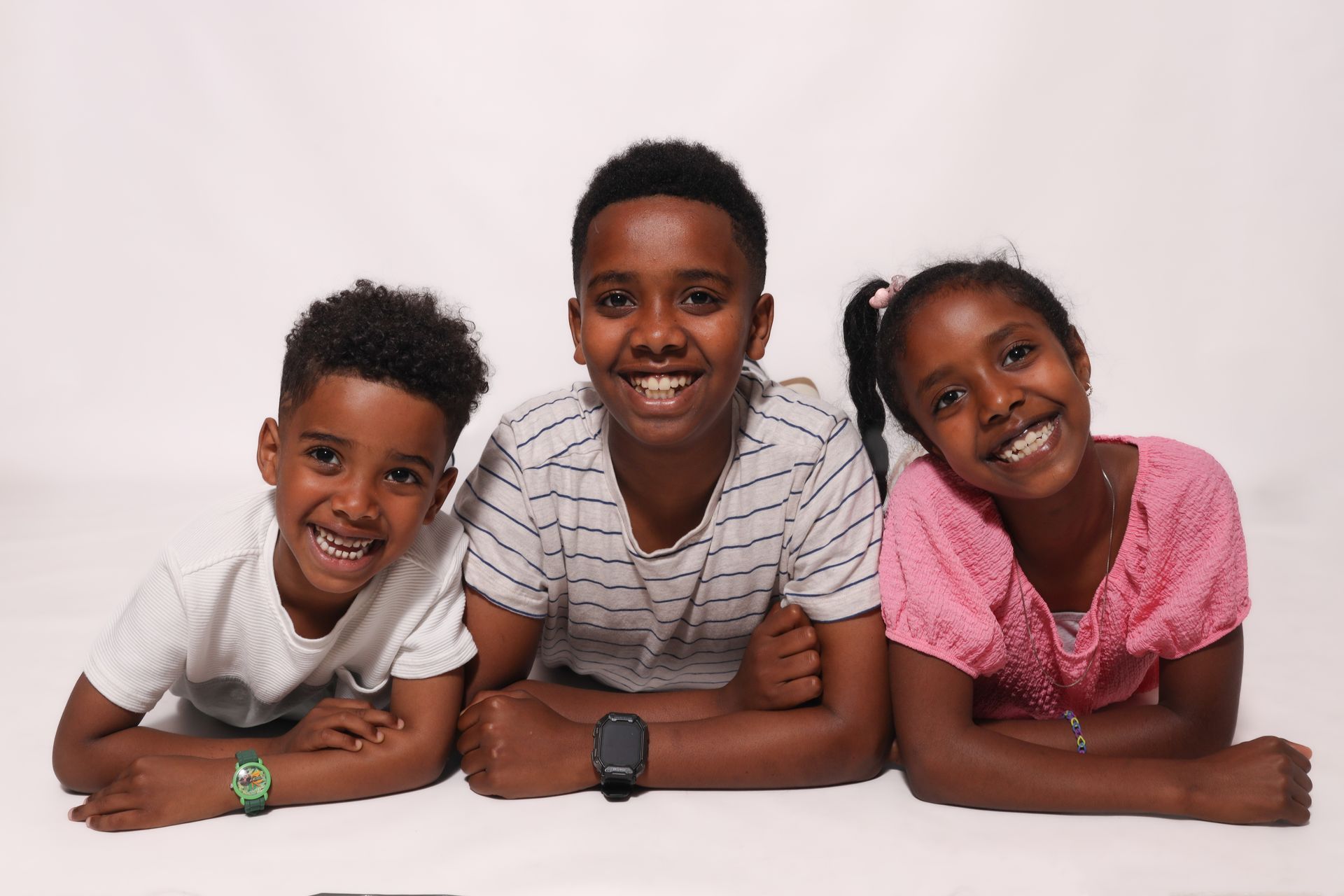 broers en zus op de foto