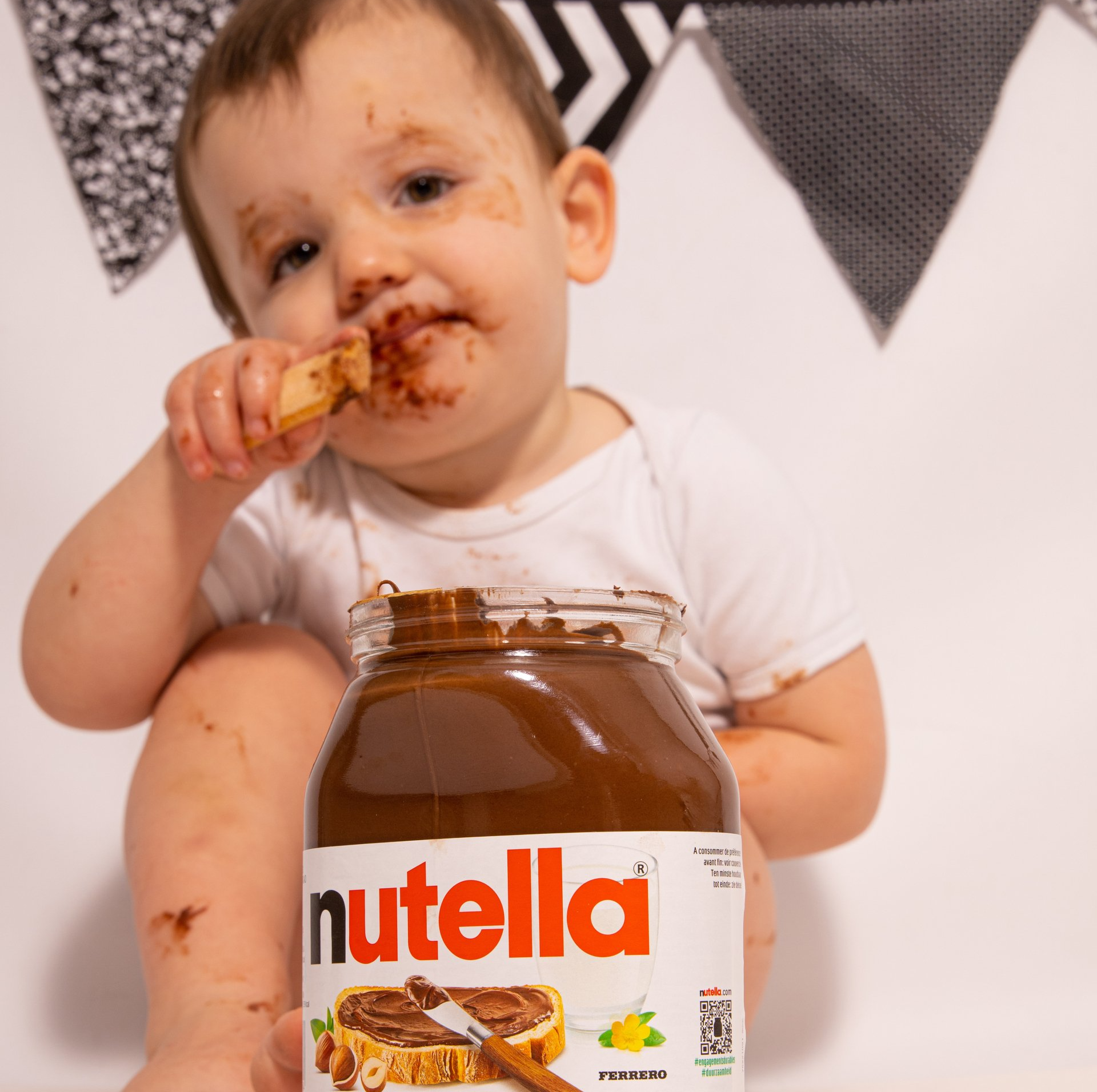 Cakesmash fotoshoot, 1 jaar foto, koekiemonster, spaghetti, nutella, bloemen, roze, blauw, peaky blinders, jungle