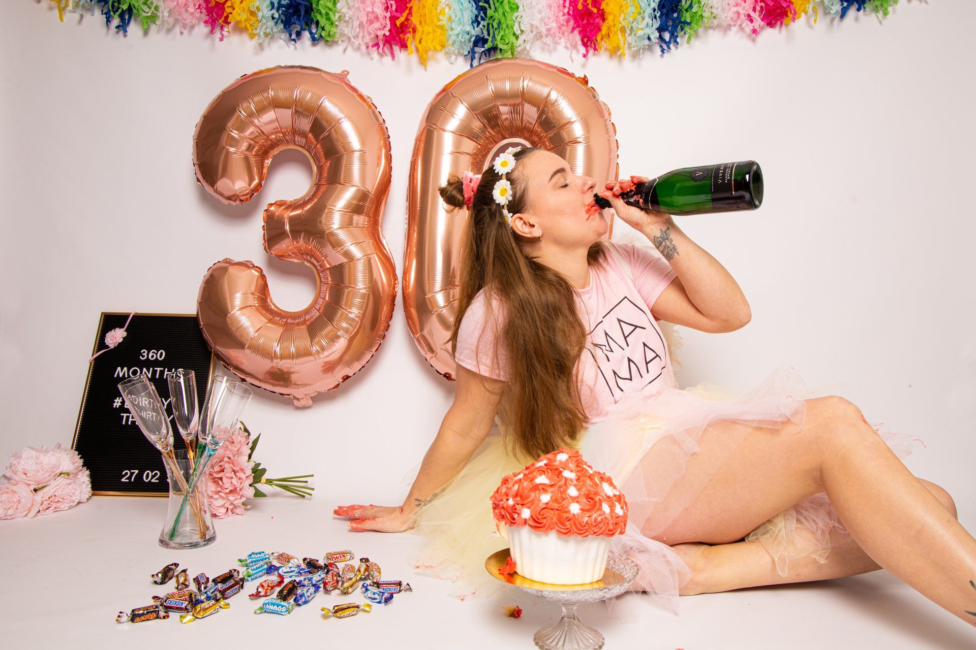 Feest, confetti 30ste verjaardag, het leven is een feestje, slingers ophangen, cakesmash, hoera