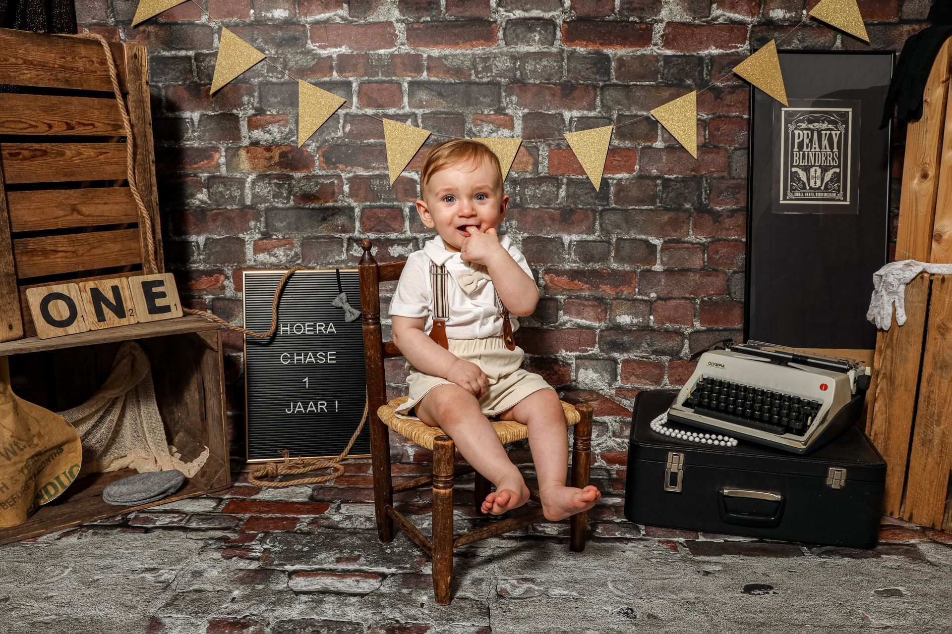 Cakesmash fotoshoot, 1 jaar foto, koekiemonster, spaghetti, nutella, bloemen, roze, blauw, peaky blinders, jungle