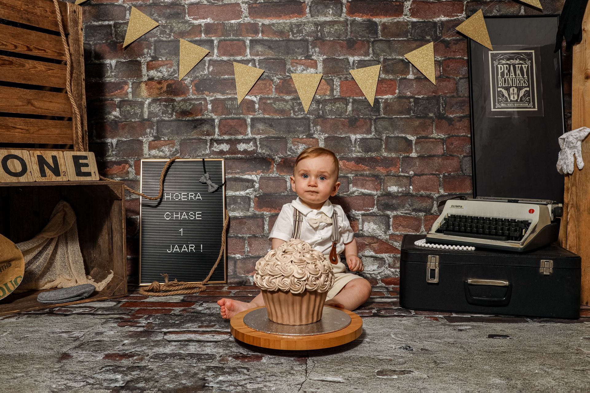 Cakesmash fotoshoot, 1 jaar foto, koekiemonster, spaghetti, nutella, bloemen, roze, blauw, peaky blinders, jungle