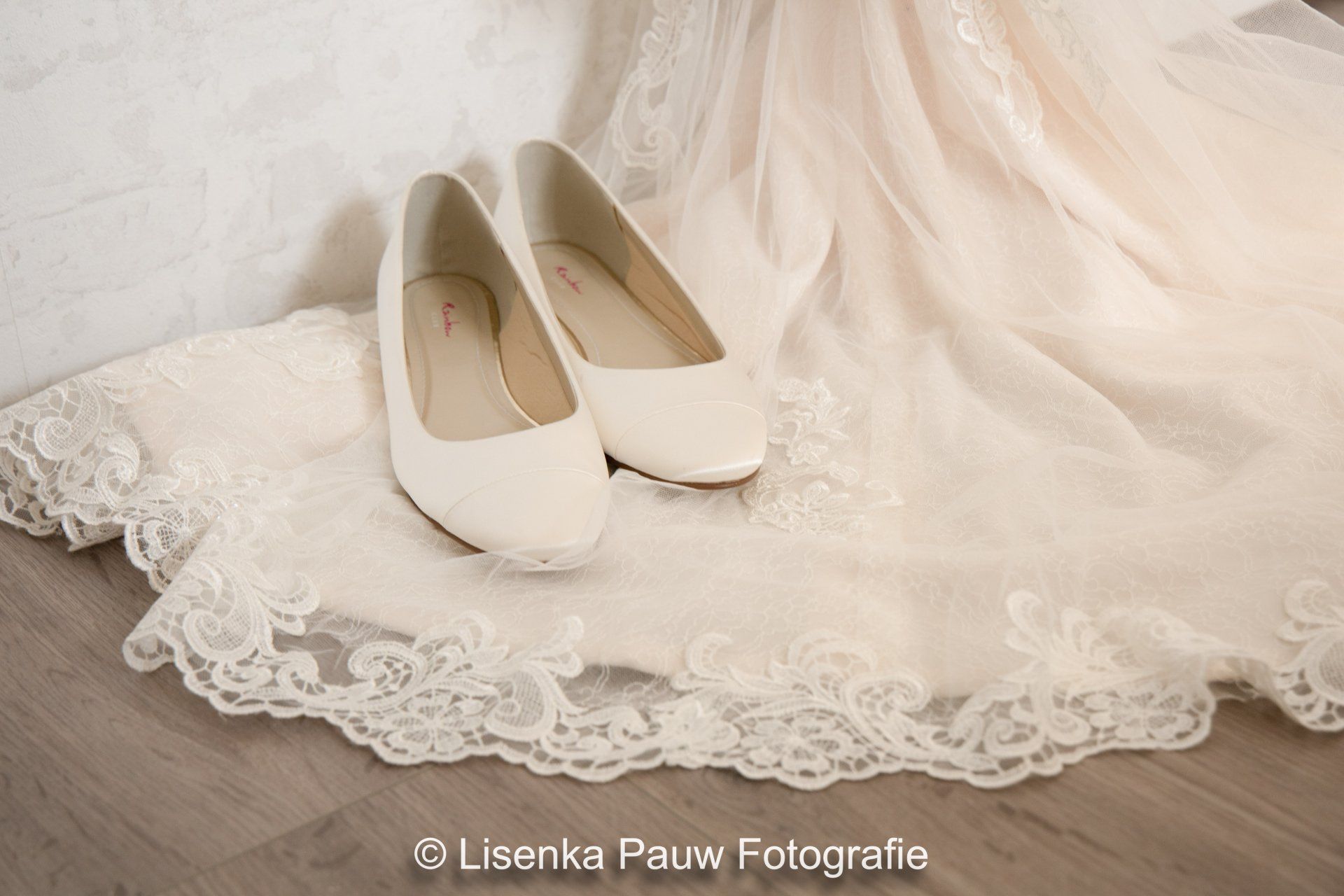 trouwfoto detail jurk en schoenen,  trouwen, liefde, trouwfotograaf, Lisenka Pauw Fotografie