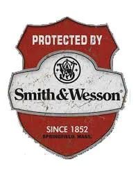 Logotip smith & wesson na rdečem ščitu na belem ozadju.