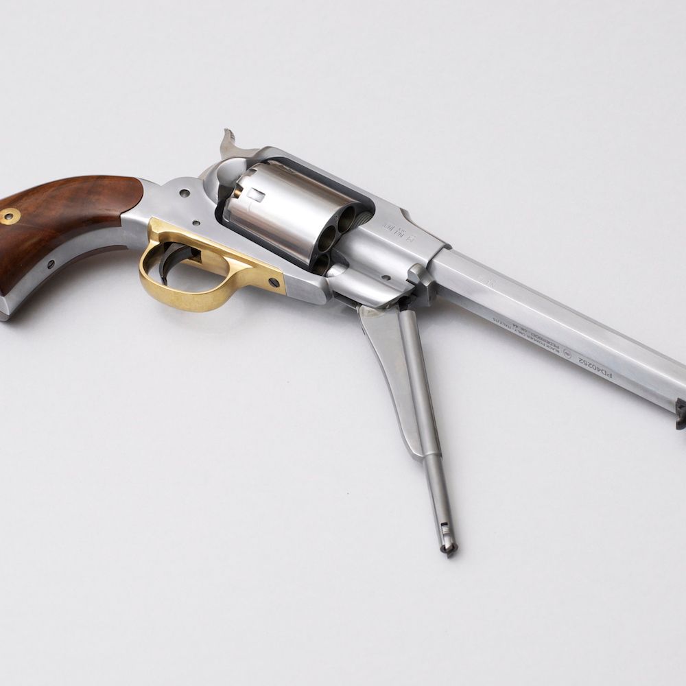 Revolver na črni smodnik z lesenim ročajem na beli podlagi.