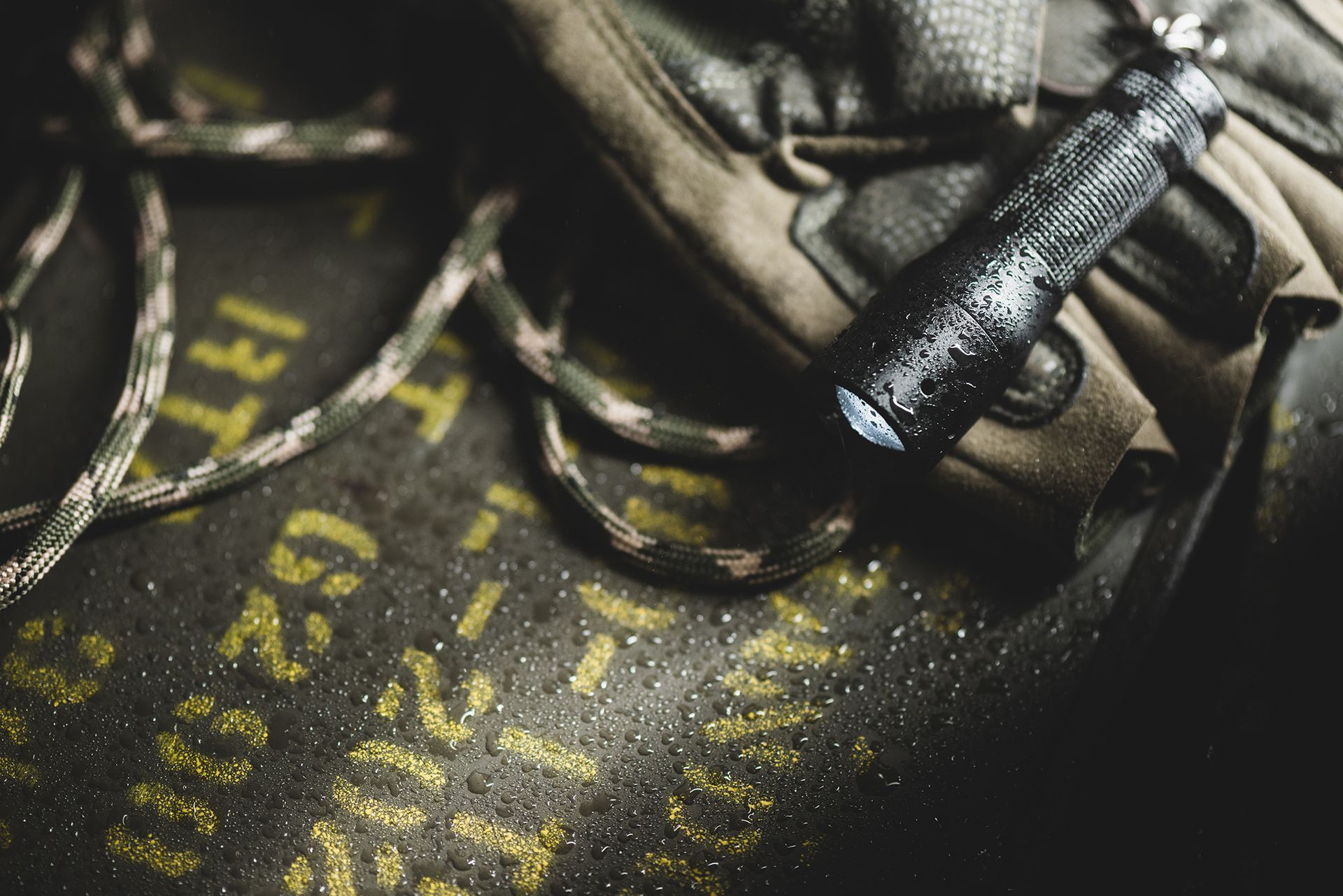 Bližnji posnetek svetilke na vrhu nahrbtnika.