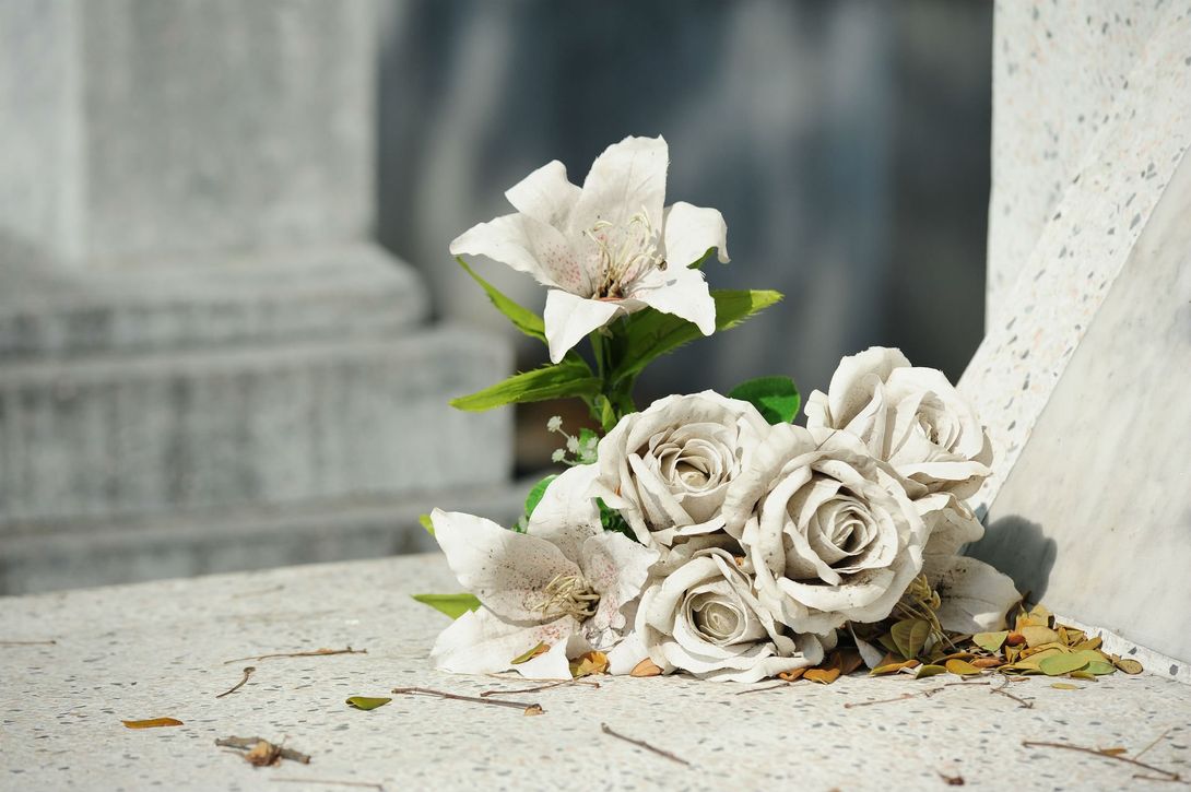 Addobbo floreale su tomba
