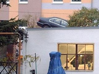 Auto (PKW) im Garagendach