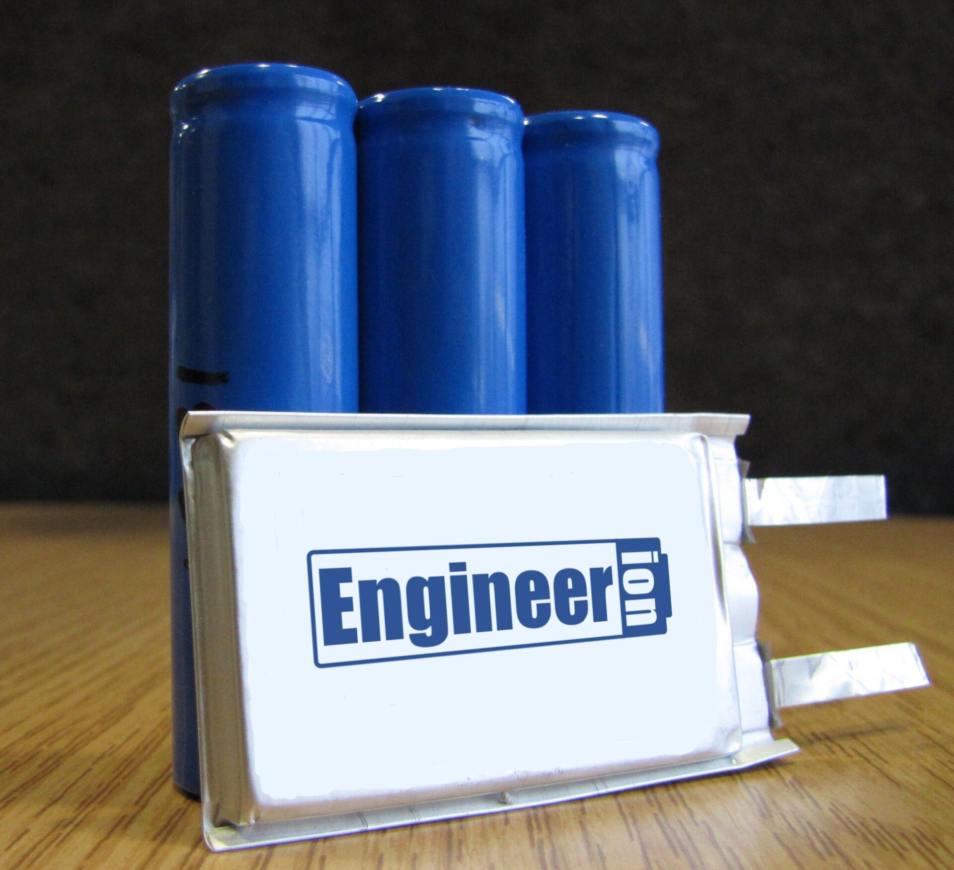 Picture of lithium ion cells in cylindrical 18650 size and stacked pouch format
